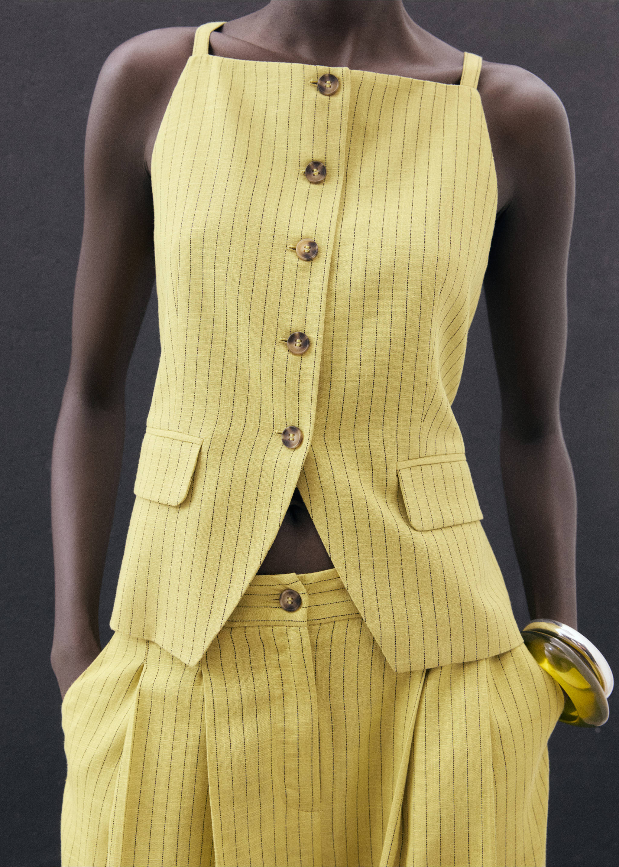Top rayures boutons - Plan moyen, Citron vert. Ref: 17012907-00.