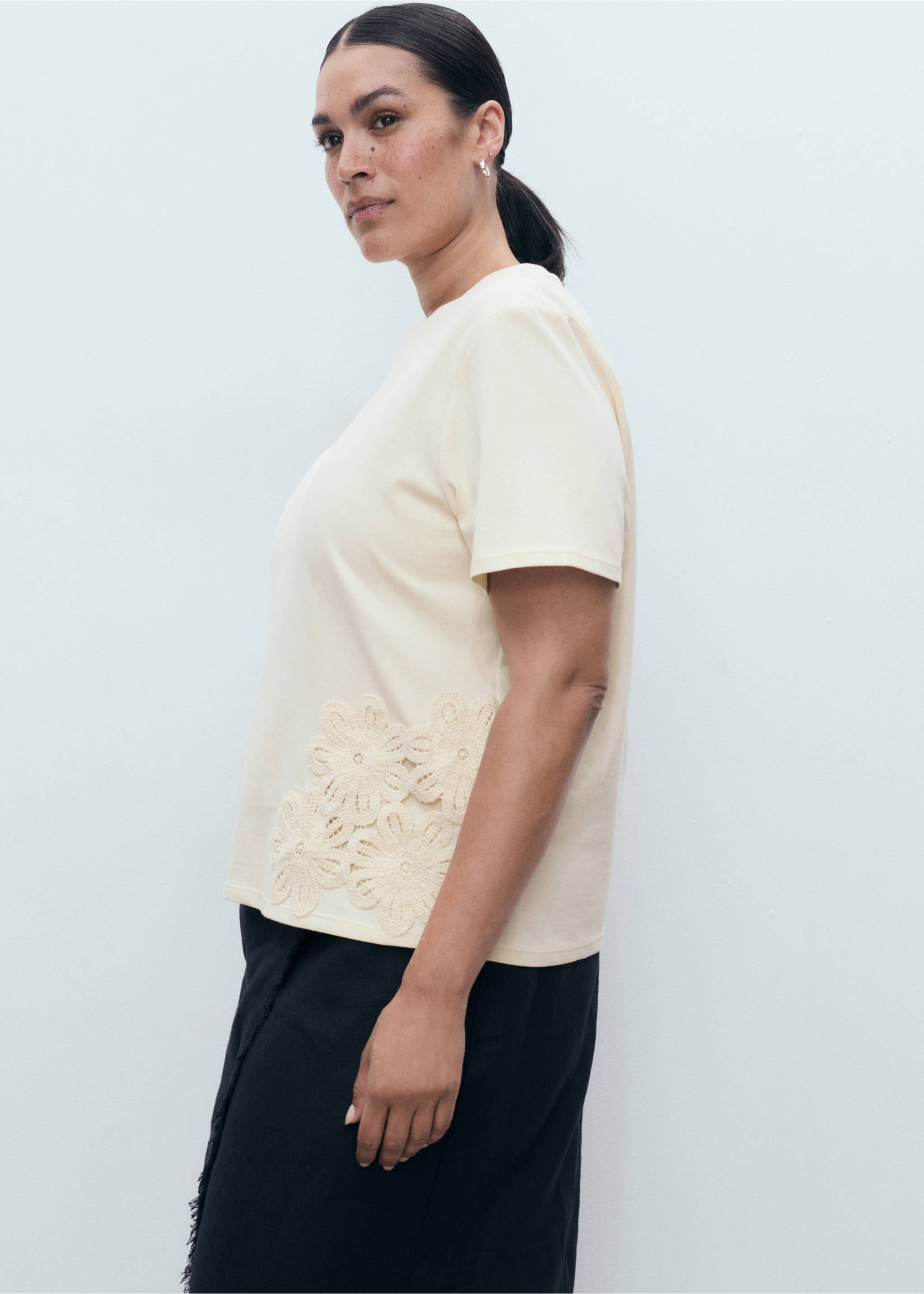 Katoenen T-shirt met bloemenborduursel - Detail van het artikel 5, Ecru. Ref: 17012910-00.