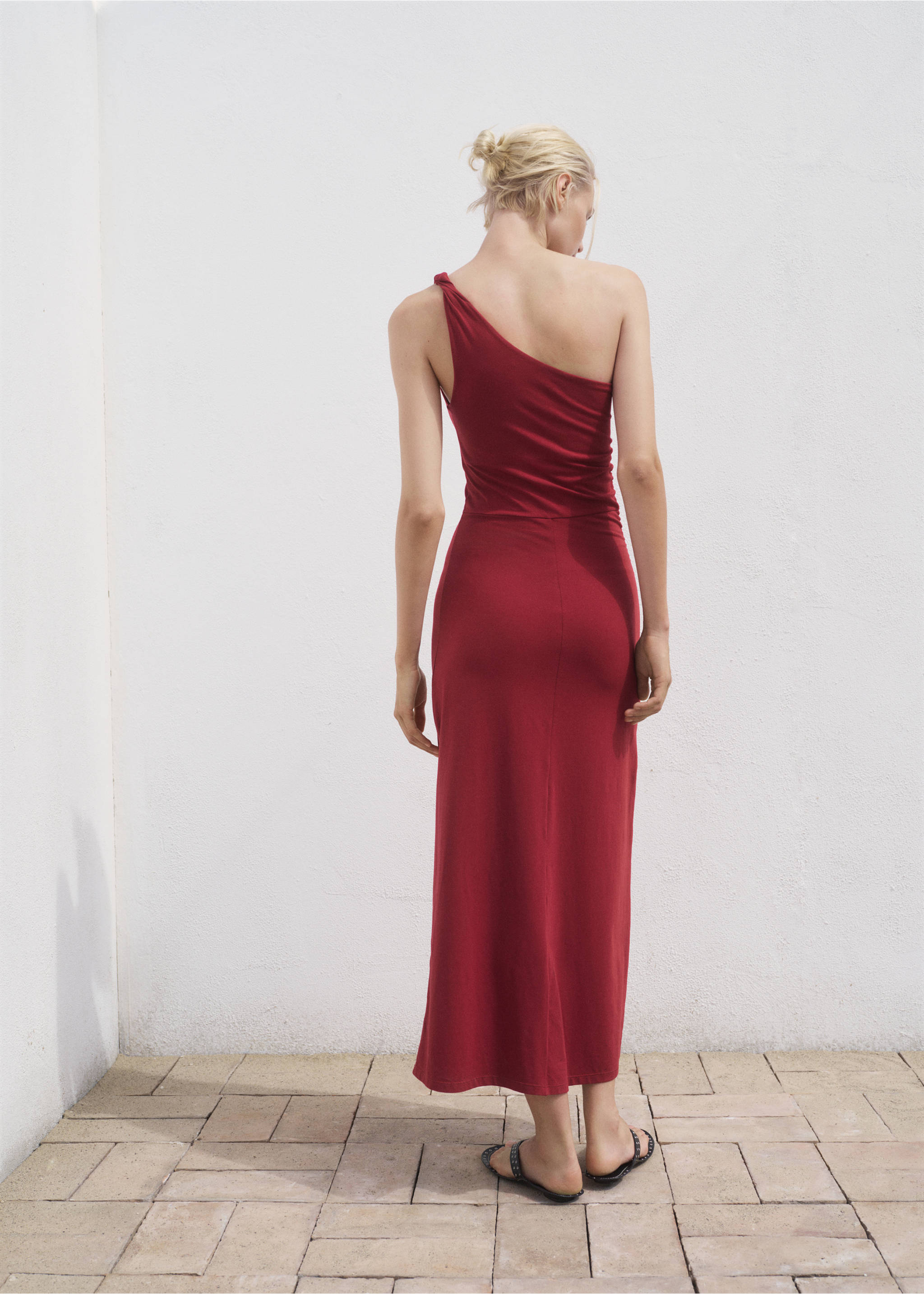 Asymmetrical dress with gathered strap - Reverse of the article, Burgundy. Ref: 17012911-00.