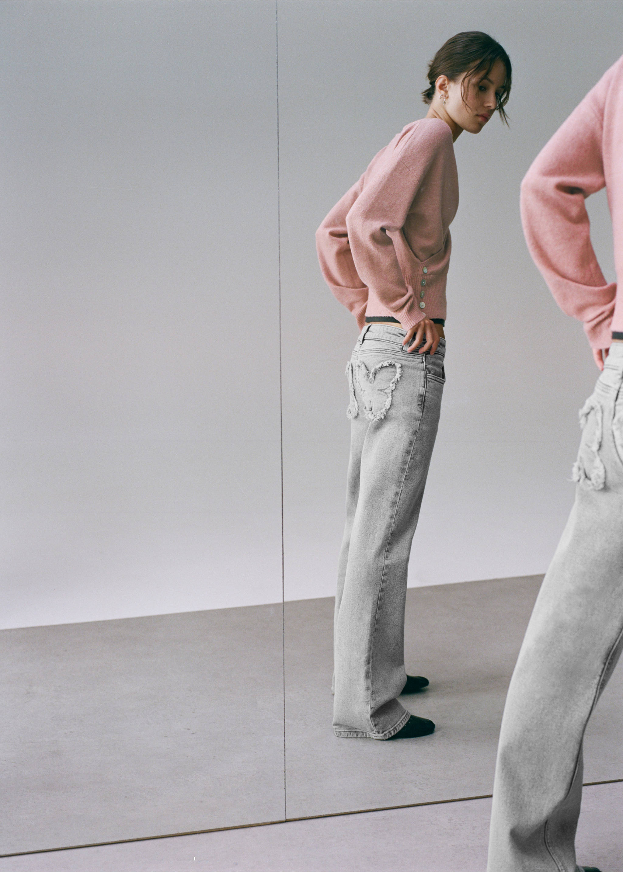 Gerade Jeans mit bestickten Schmetterlingen - Detail des Artikels 5, Denim Grau. Ref: 17012918-00.