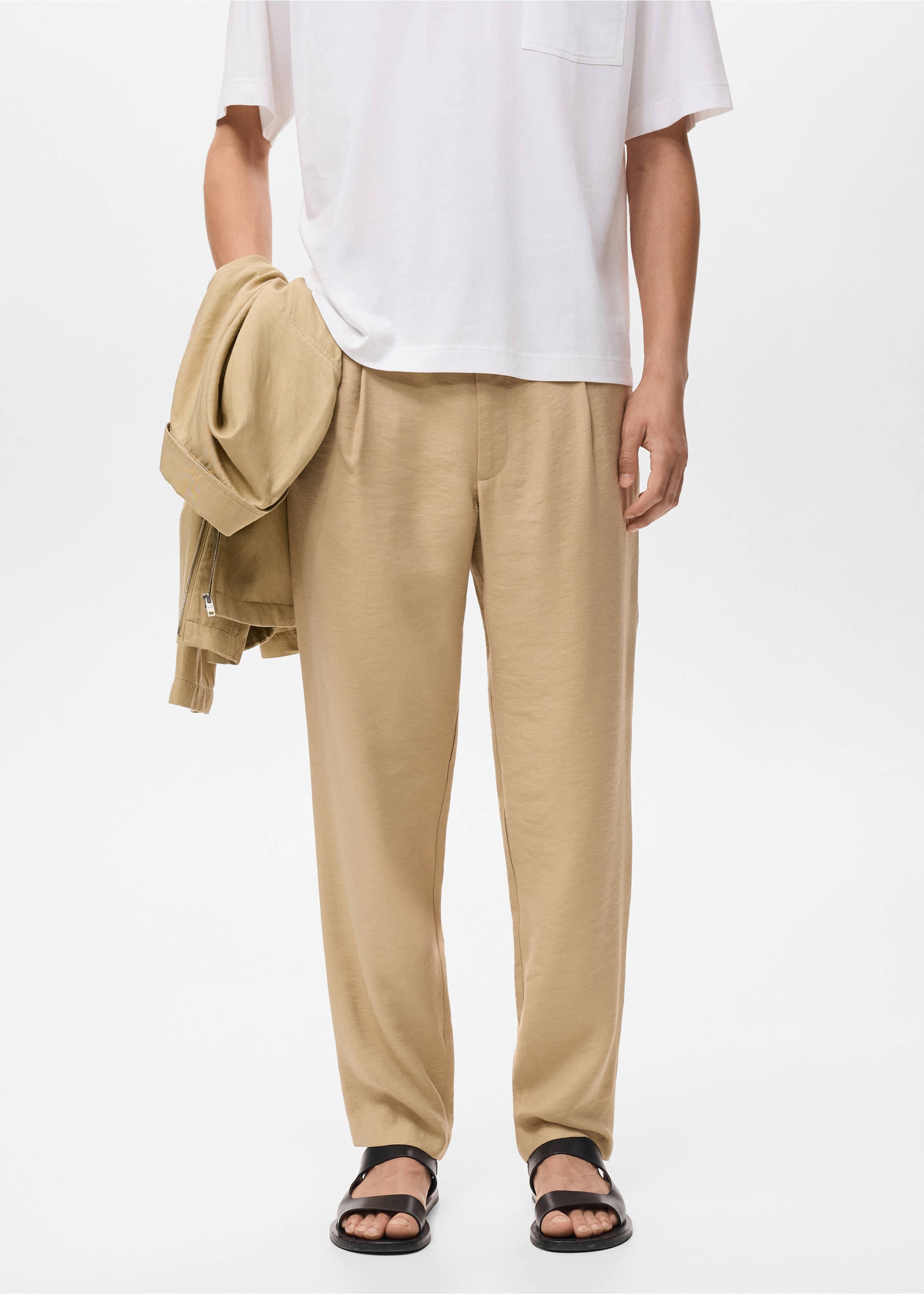 Pantalon droit pinces - Plan moyen, Beige. Ref: 17012920-00.