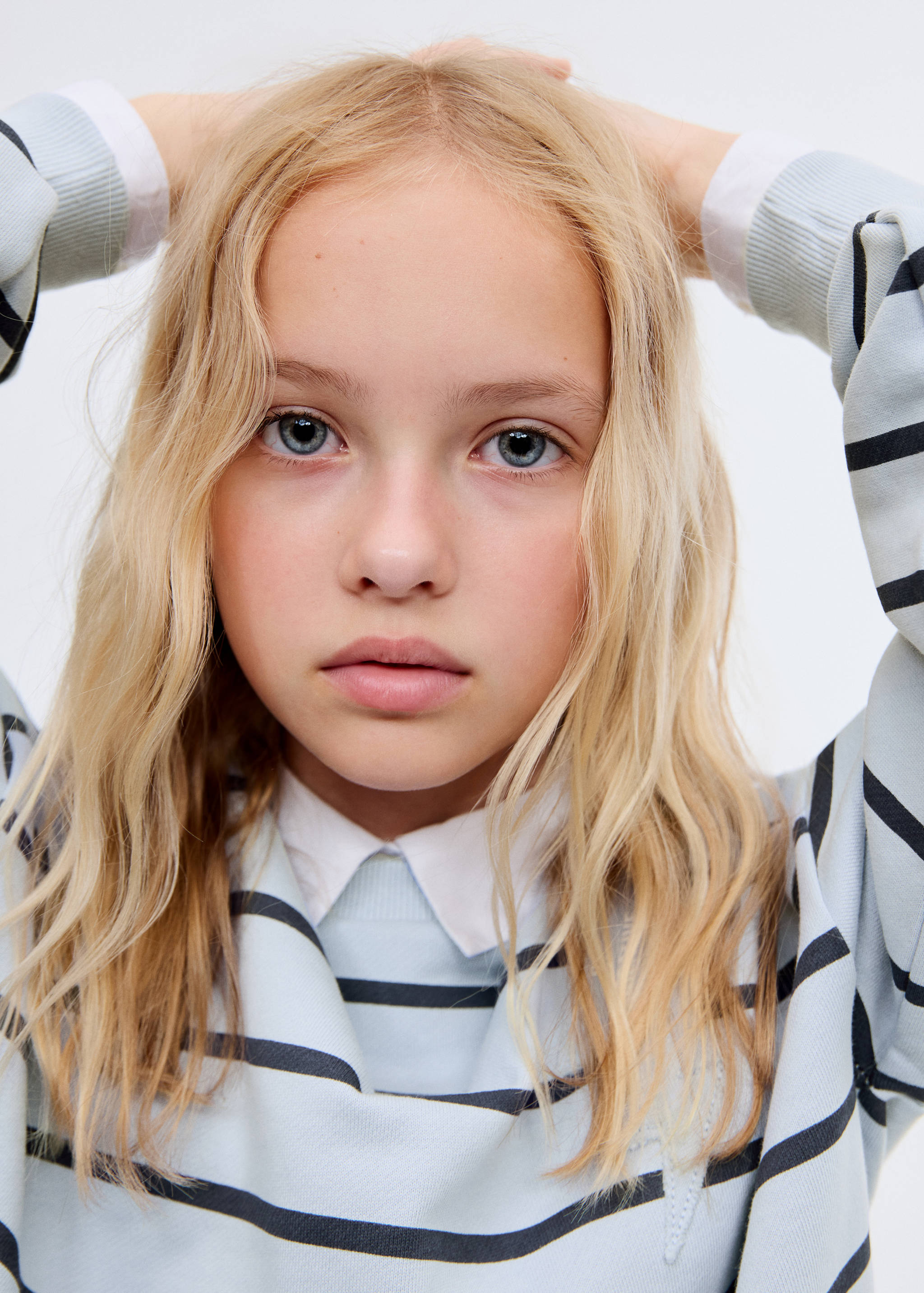 Gestreiftes Sweatshirt mit Stickereien - Detail des Artikels 1