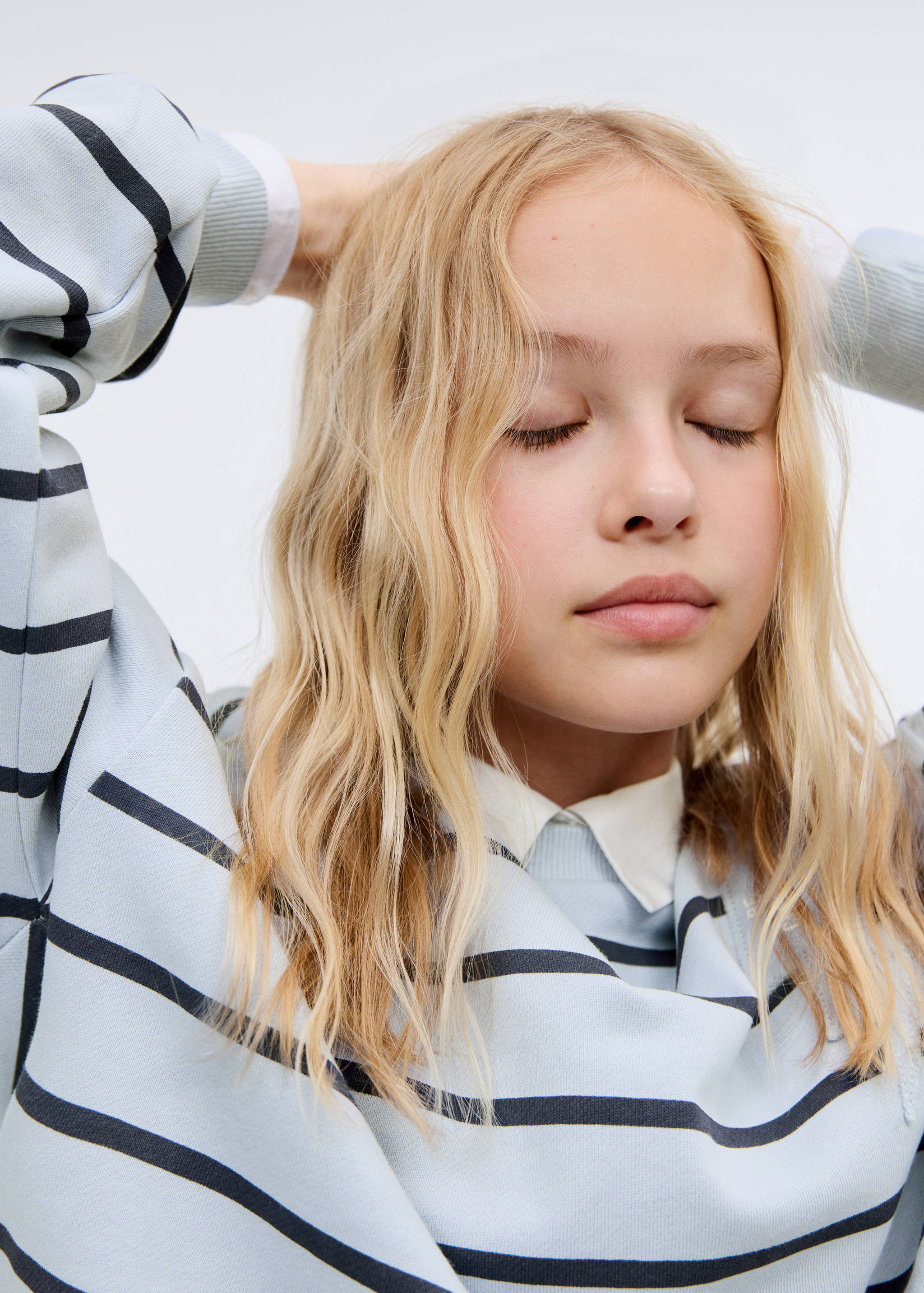 Gestreiftes Sweatshirt mit Stickereien - Detail des Artikels 4