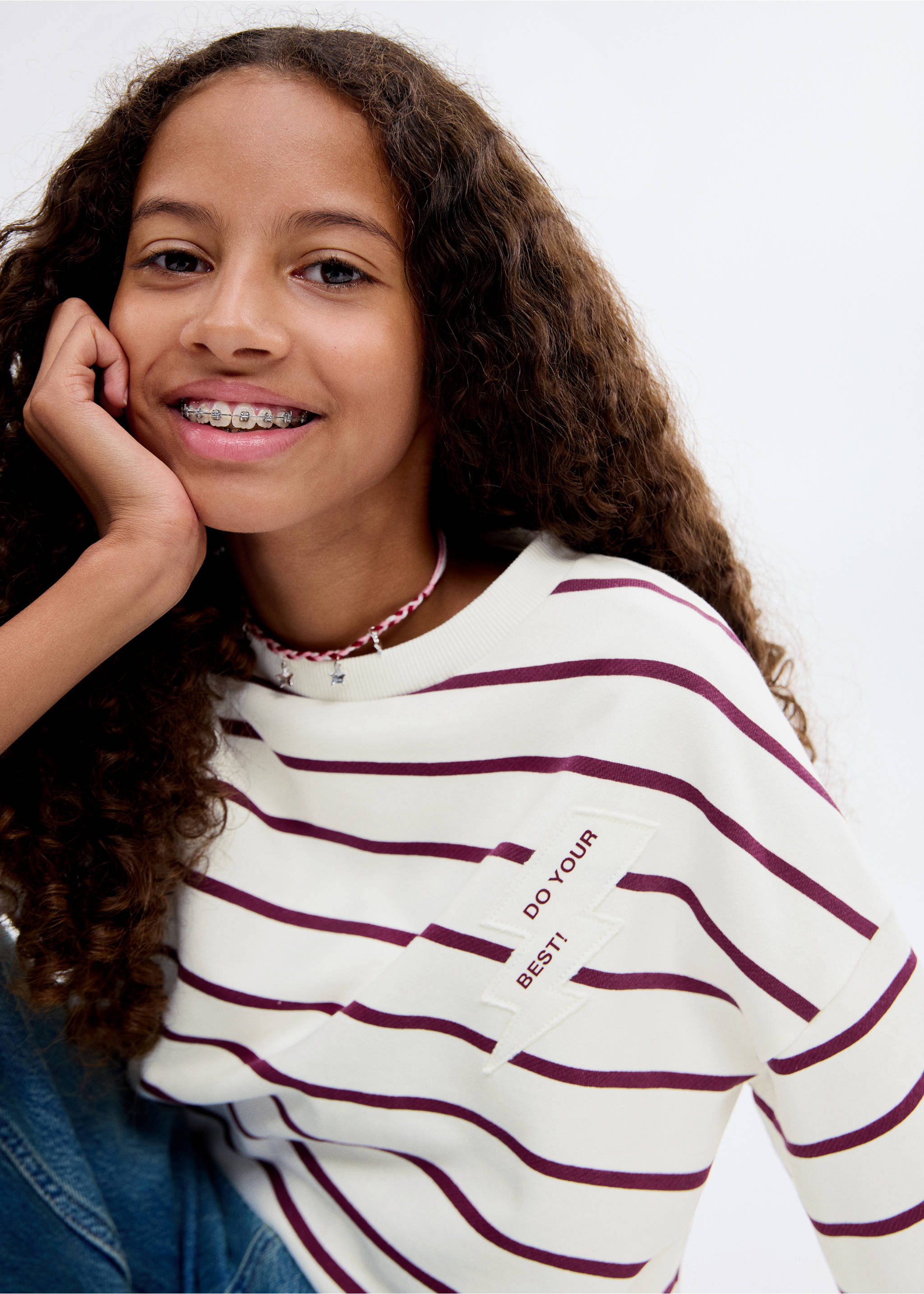 Gestreiftes Sweatshirt mit Stickereien - Mittlere Ansicht, Granatrot. Ref: 17013290-00.