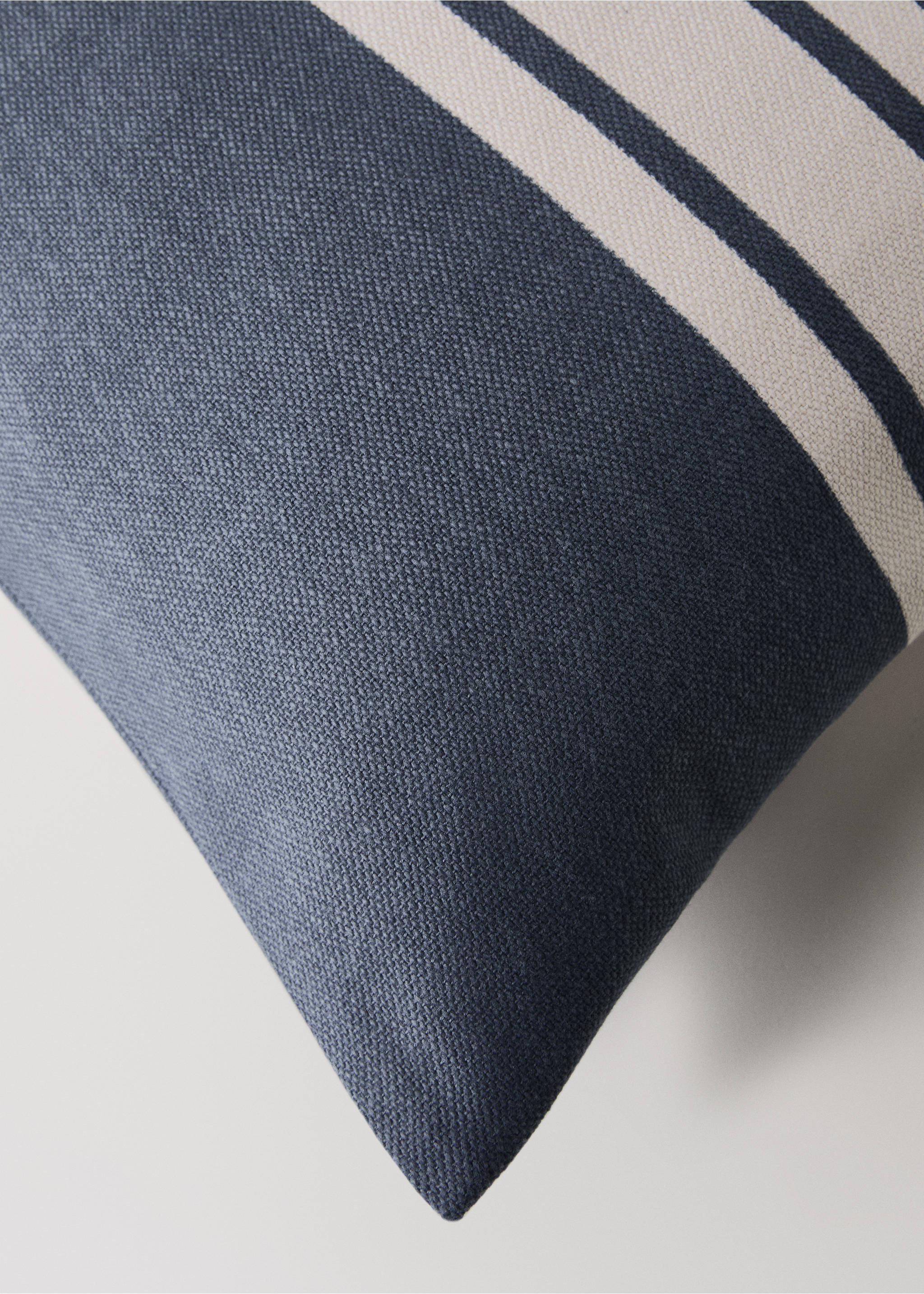 Housse de coussin en coton imprimé à rayures 45x45 cm - Détail de l'article 2, Bleu encre. Ref: 17013314-00.