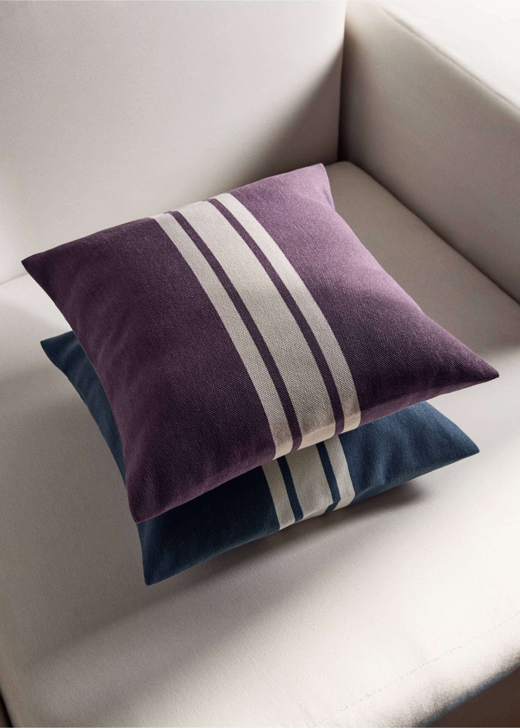 Cotton cushion cover with printed stripes 45x45 cm - General plane, Dark Red. Ref: 17013314-00.