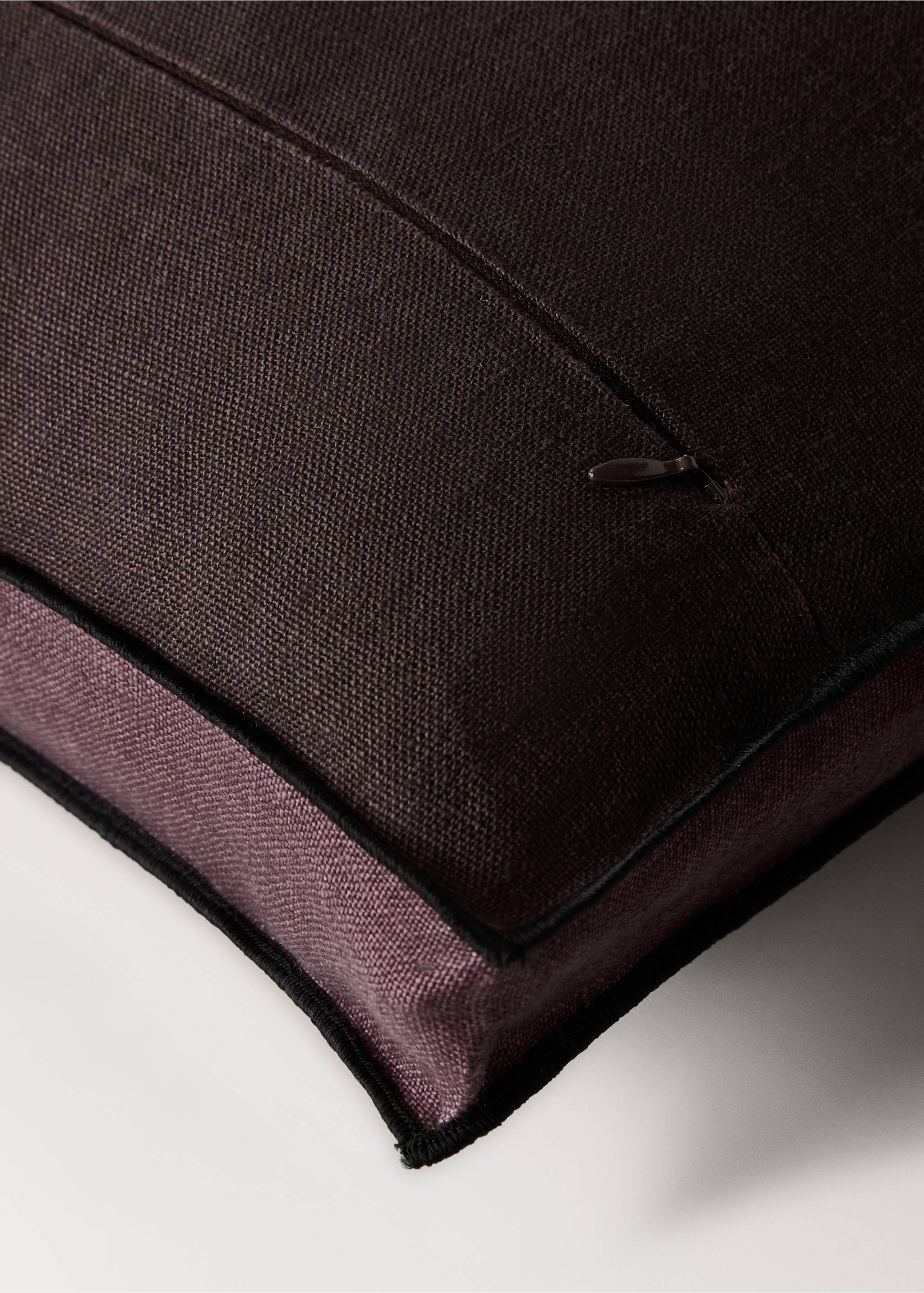 Two-tone linen cushion cover 45x45 cm - Details of the article 3, Blackberry. Ref: 17013317-00.