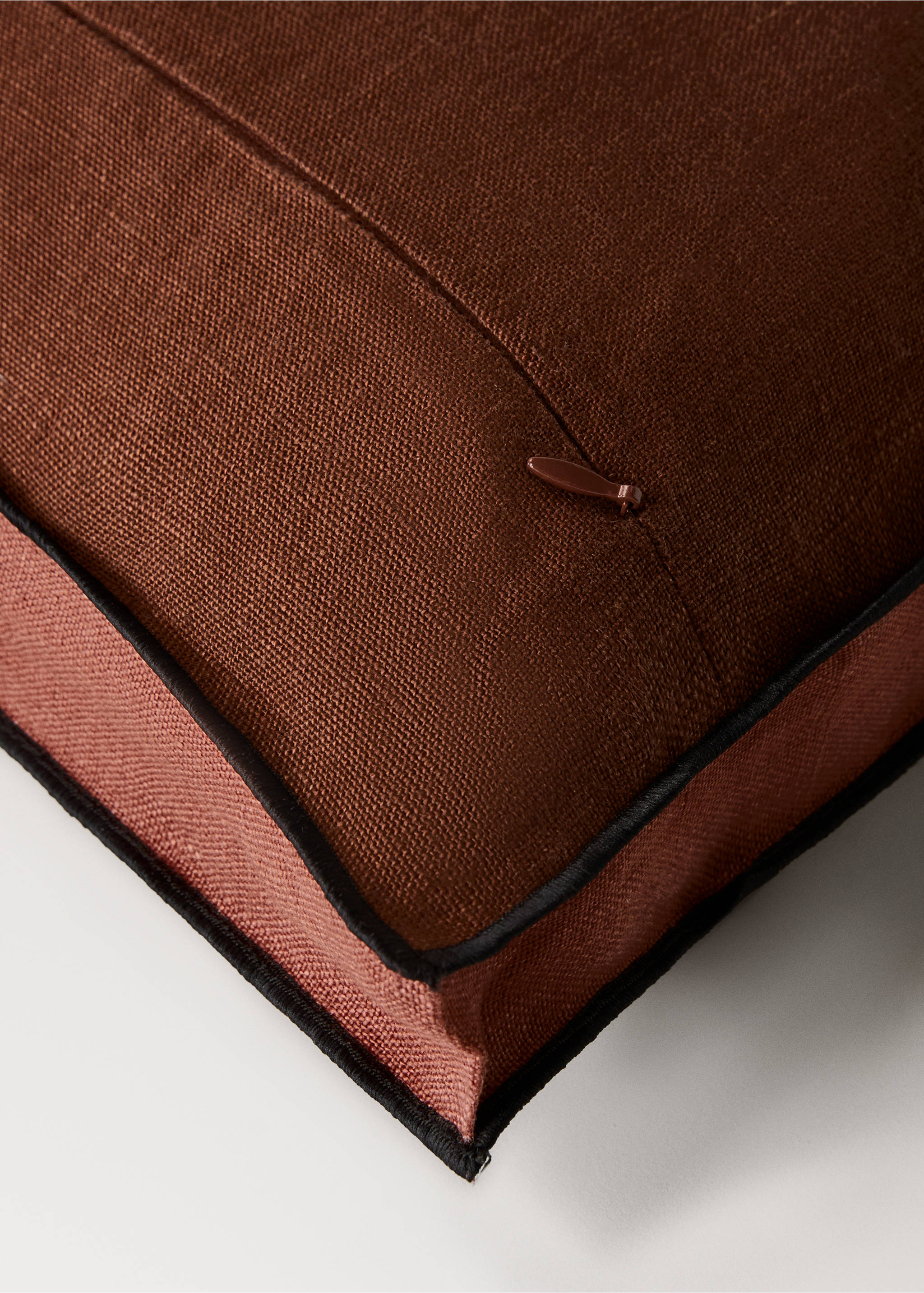 Two-tone linen cushion cover 45x45 cm - Details of the article 3, Russet. Ref: 17013317-00.