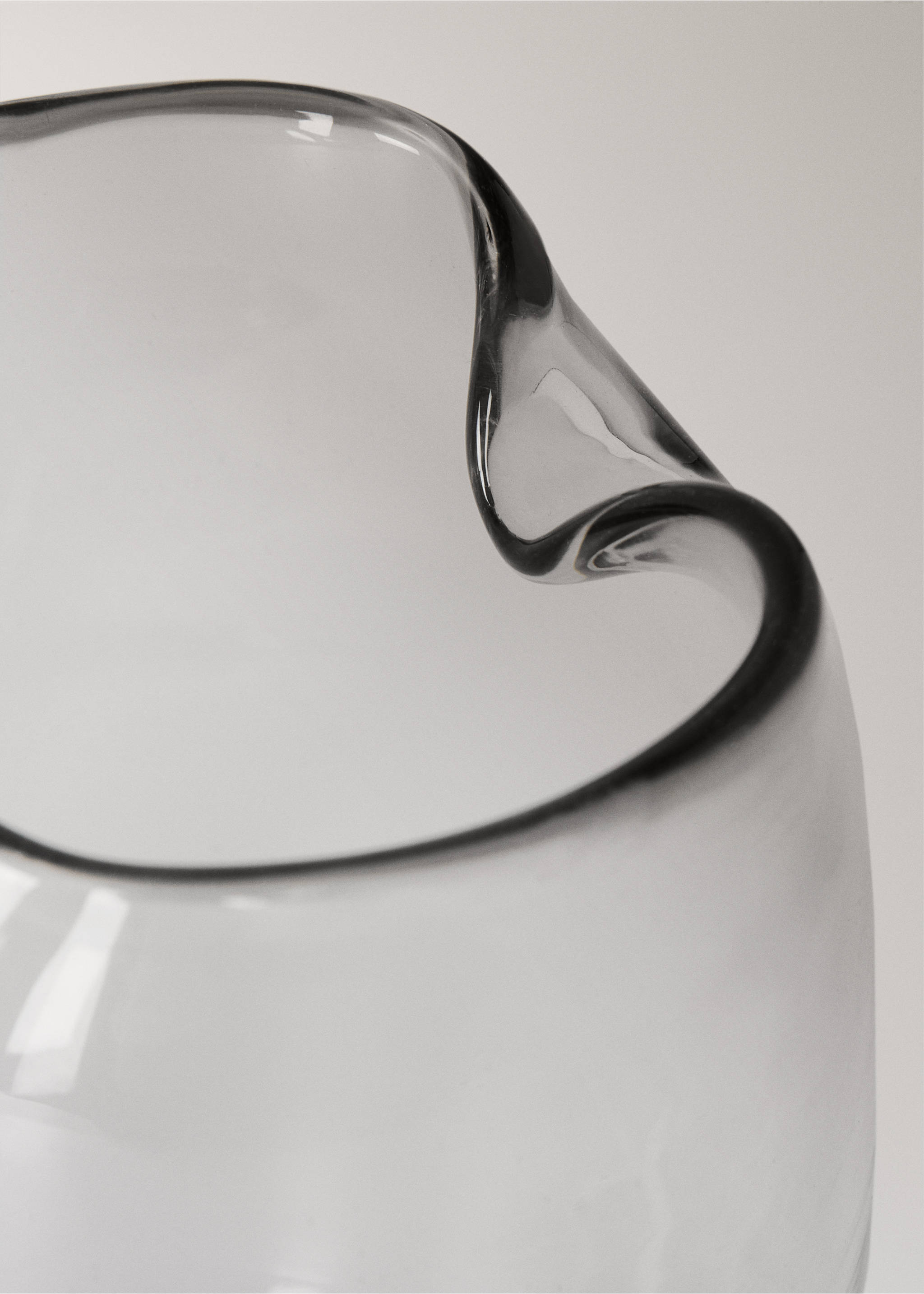 Irregular recycled glass vase - Details of the article 2, Ice Grey. Ref: 17013323-00.