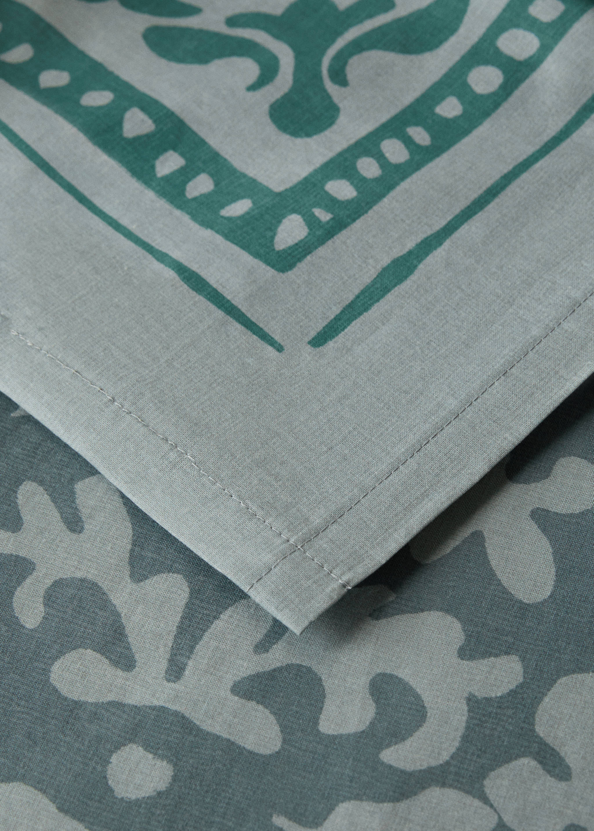 Printed canvas tablecloth for 8 to 10 diners - Details of the article 1