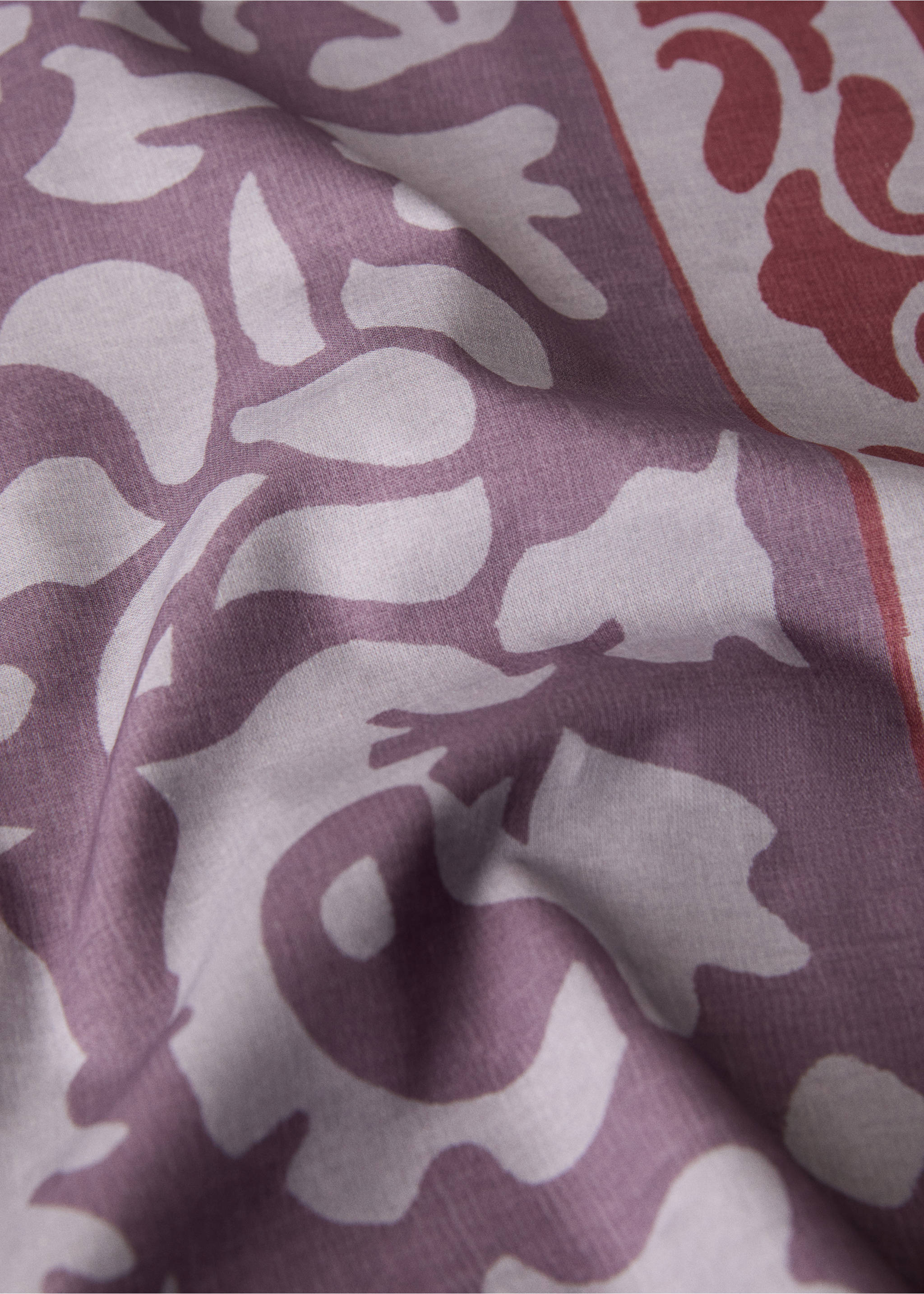 Printed canvas tablecloth for 8 to 10 diners - Details of the article 2, Plum. Ref: 17013329-00.