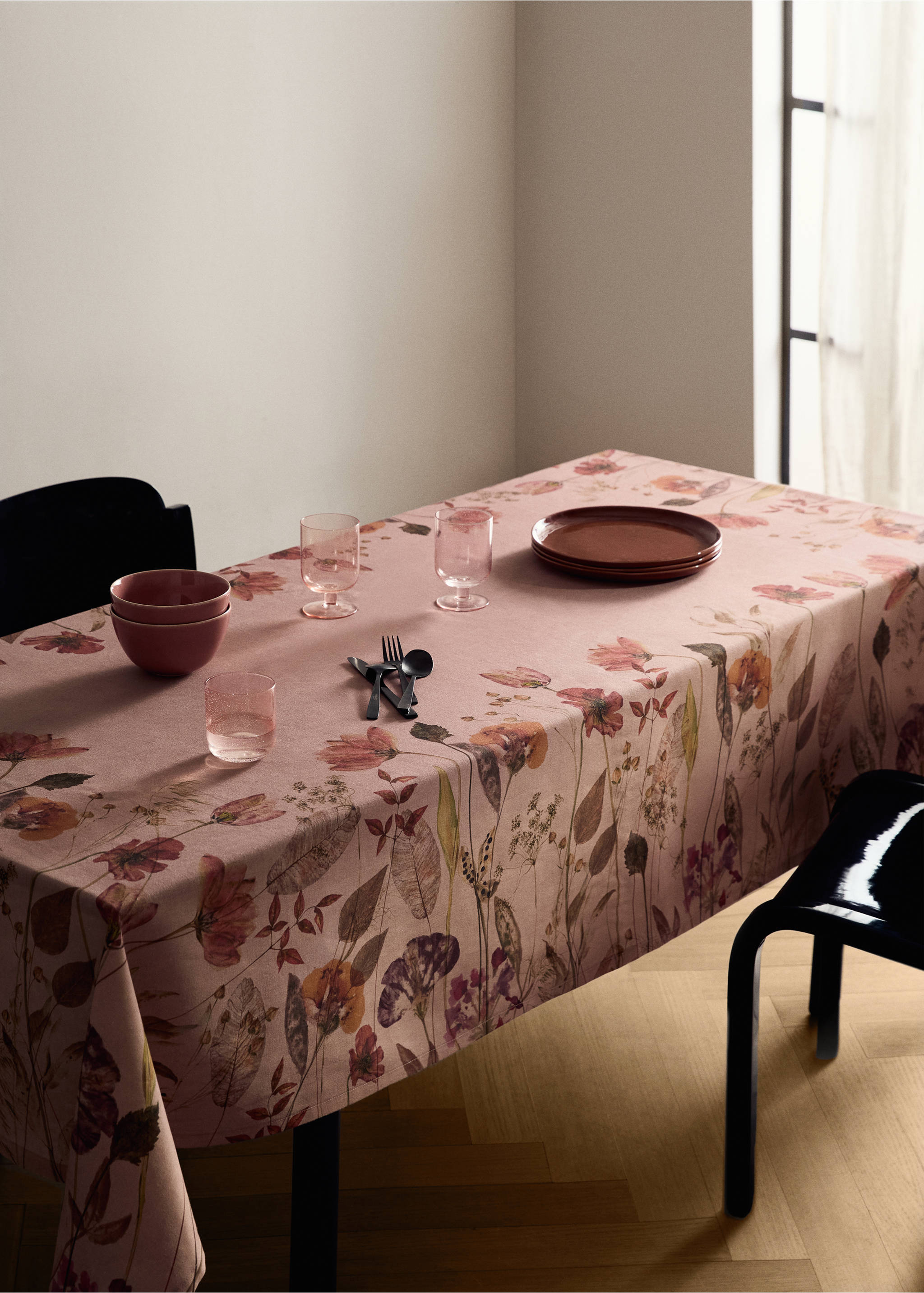 Cotton linen floral-print tablecloth for 6 to 8 diners - General plane, Cherry. Ref: 17013335-00.