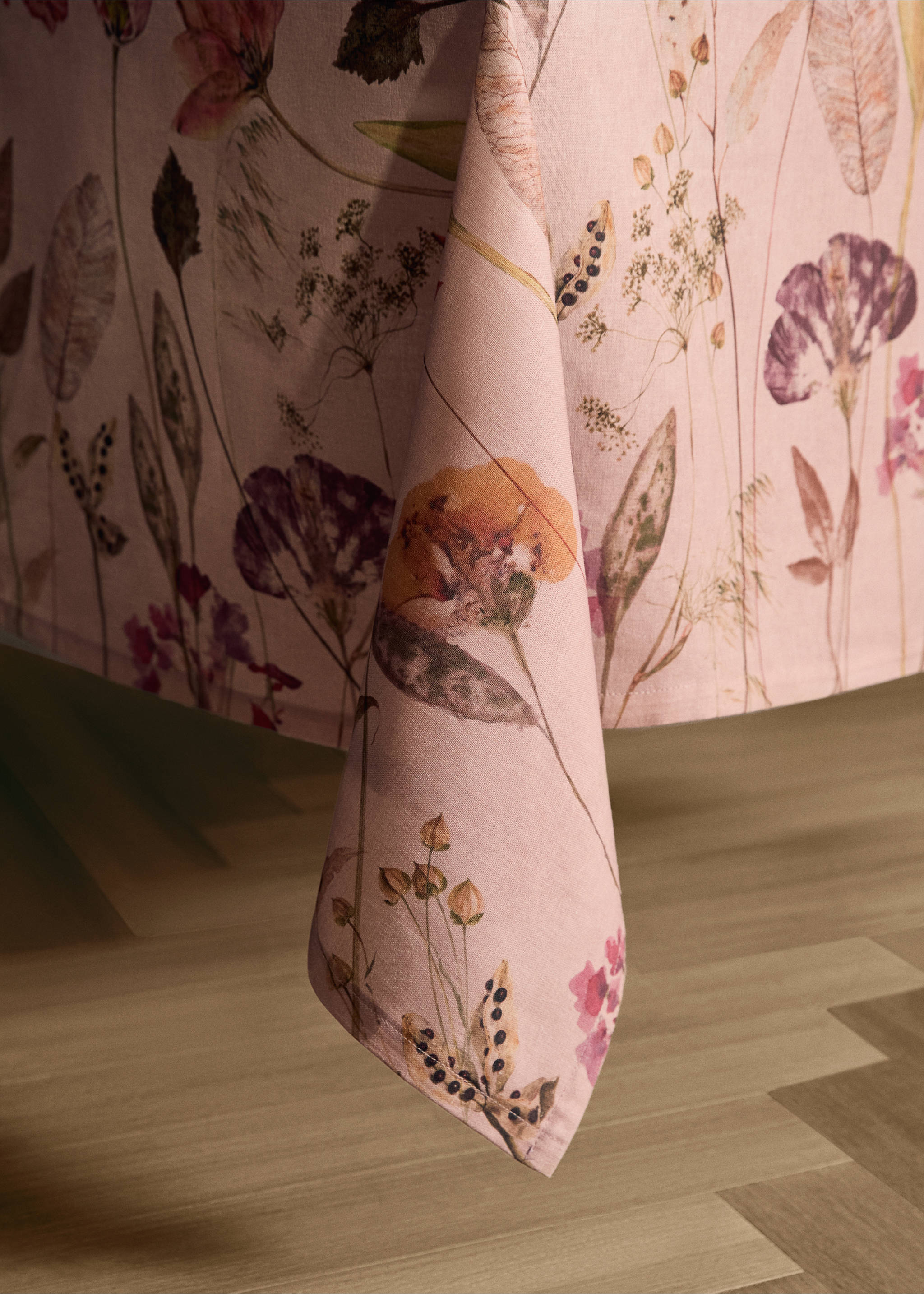 Cotton linen floral-print tablecloth for 6 to 8 diners - Details of the article 8, Cherry. Ref: 17013335-00.