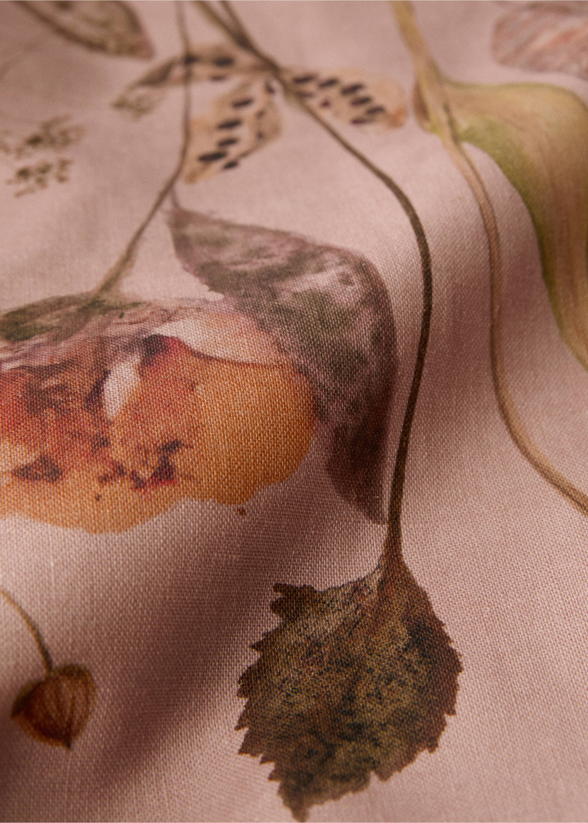 Cotton linen floral-print tablecloth for 6 to 8 diners - Details of the article 2, Cherry. Ref: 17013335-00.