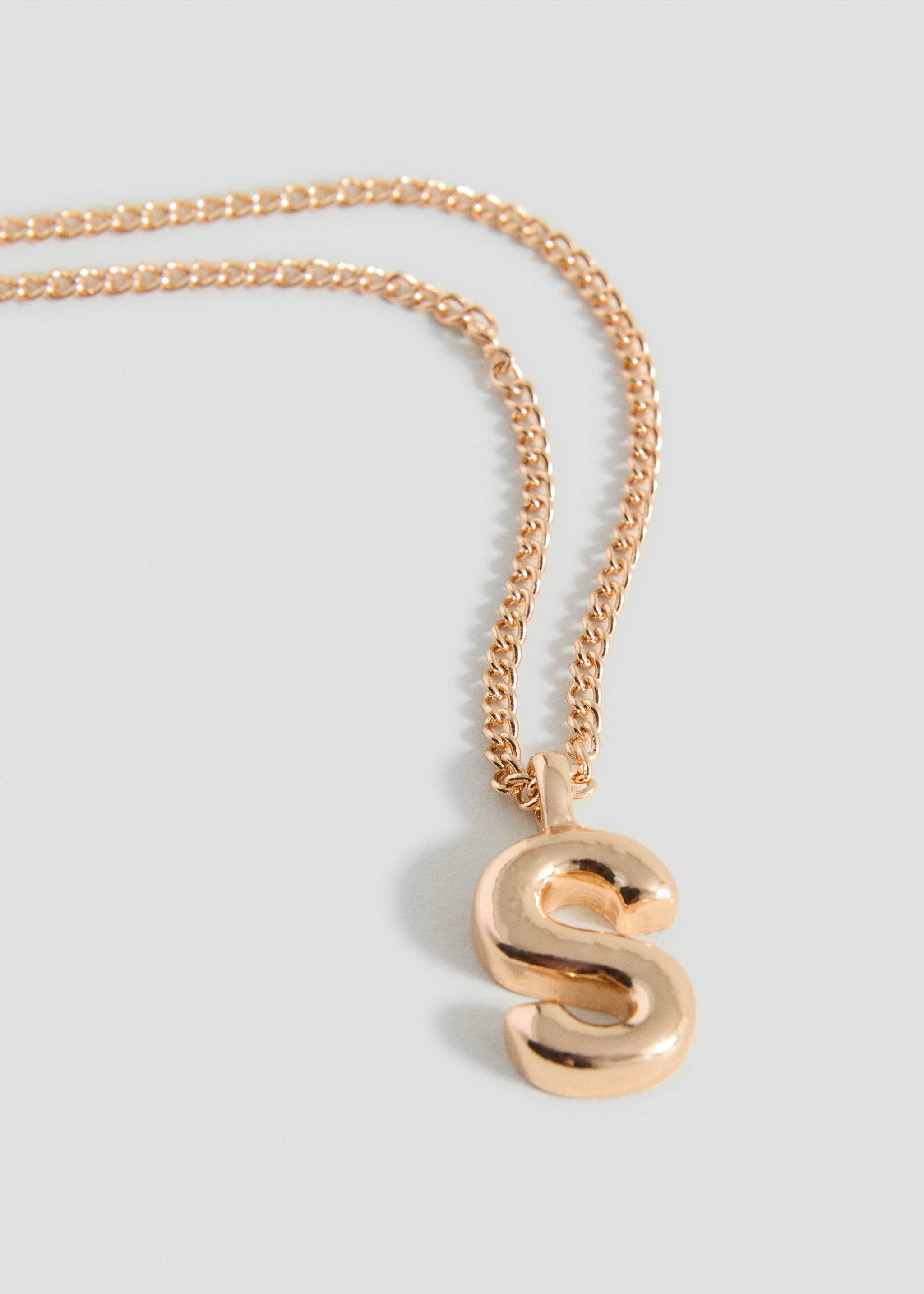 Collier pendentif lettre - Plan moyen, Or. Ref: 17013808-00.