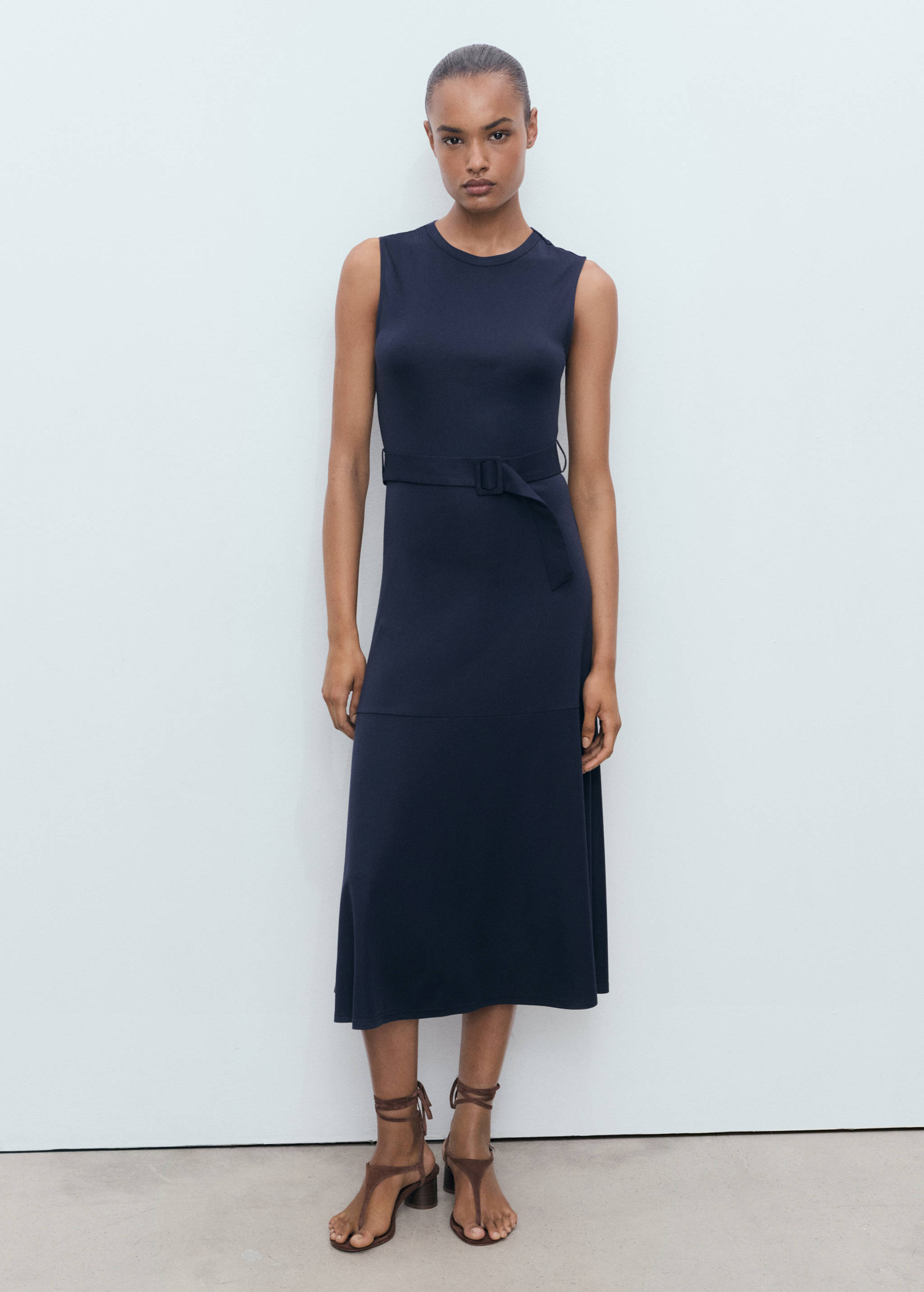 Vestido midi cinturón - Plano general