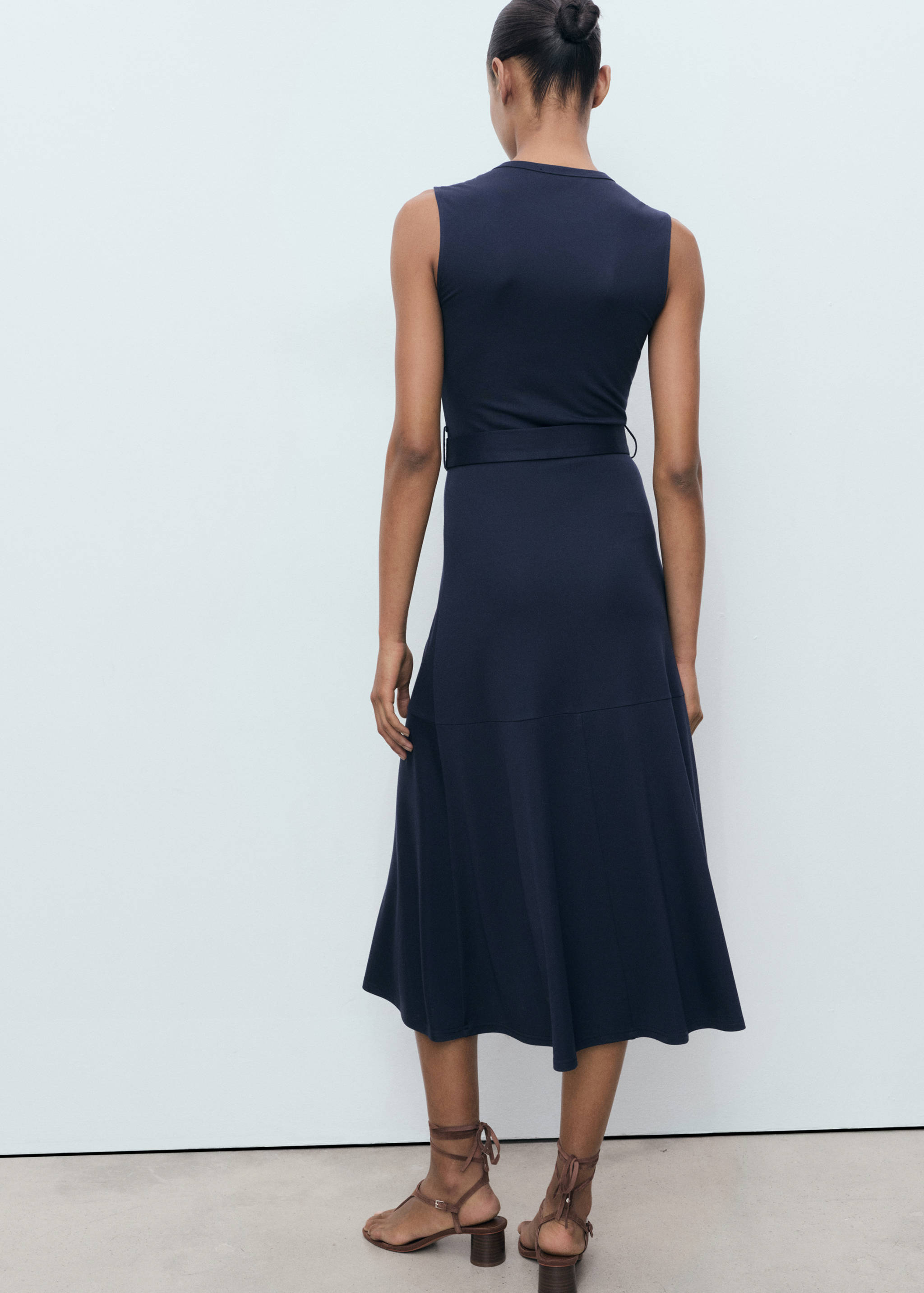 Vestido midi cinturón - Reverso del artículo