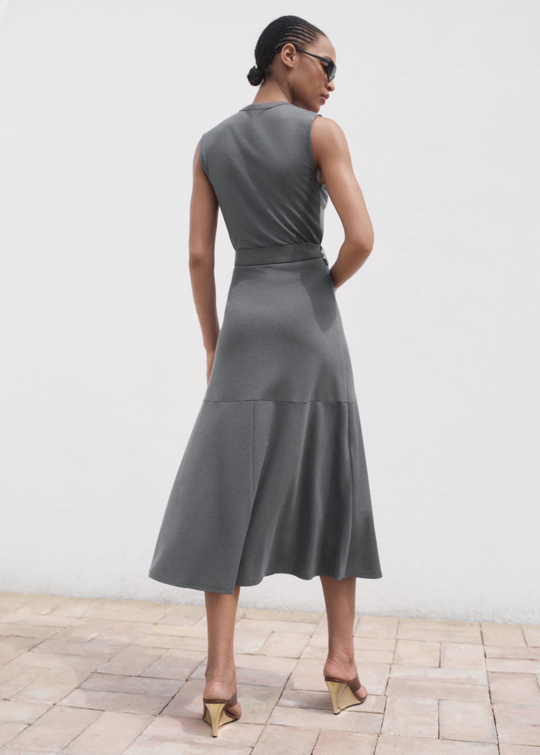 Midi-Kleid mit Gürtel - Rückseite des Artikels
