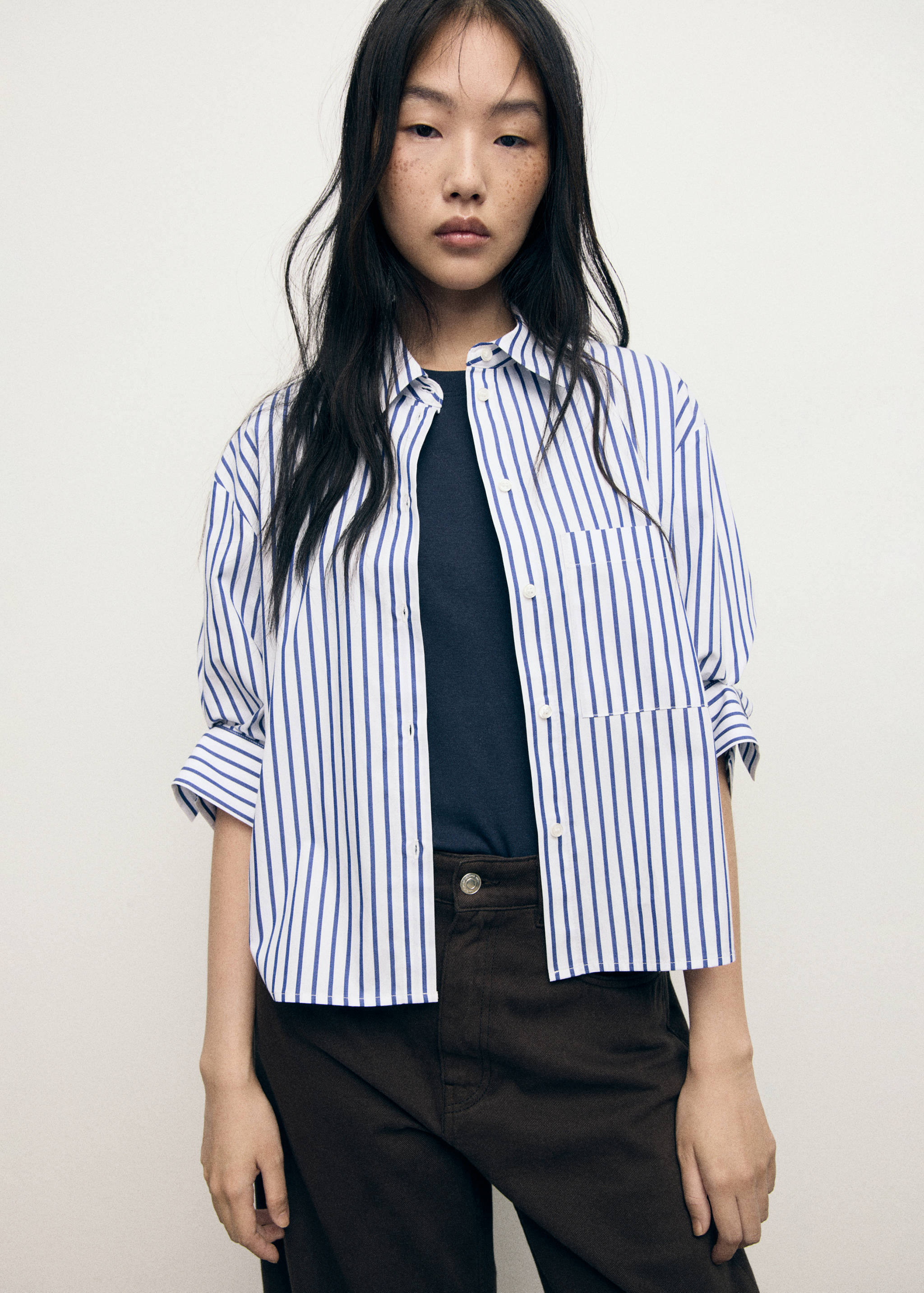 Camisa crop rayas - Plano medio