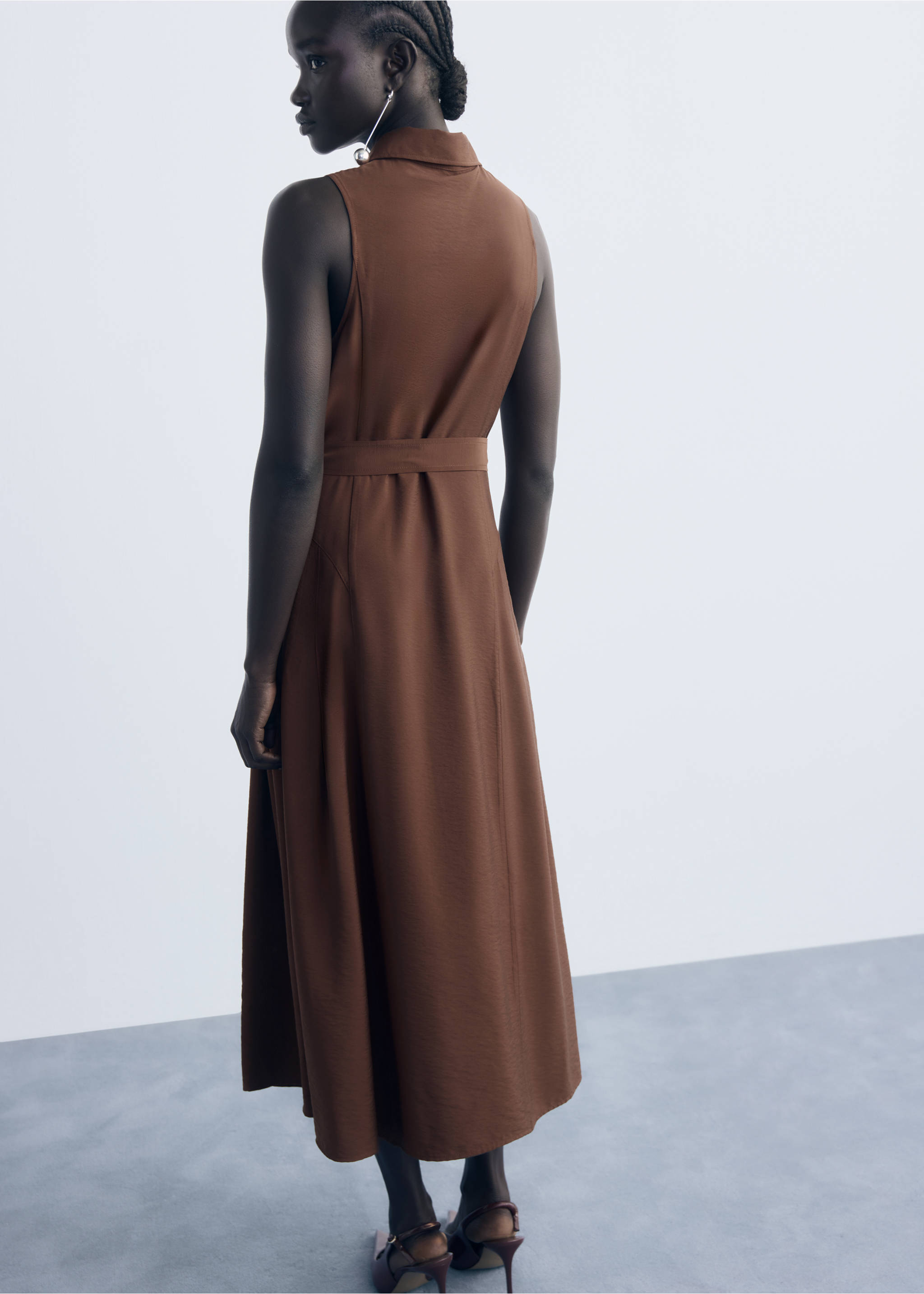 Hemdkleid mit Gürtel - Rückseite des Artikels, Braun. Ref: 17014085-00.
