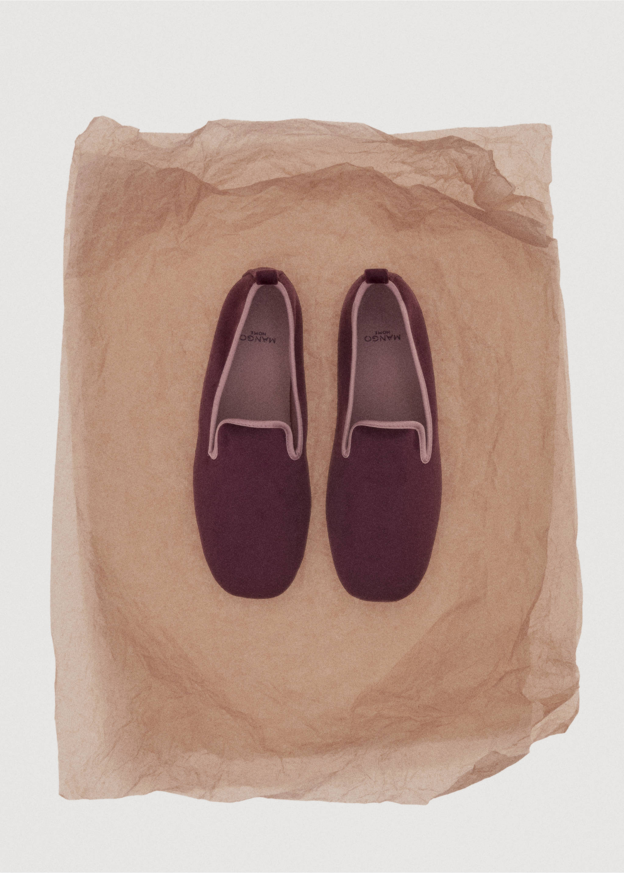 Velour-Pantoffel mit Piping - Detail des Artikels 7, Brombeere. Ref: 17014107-00.