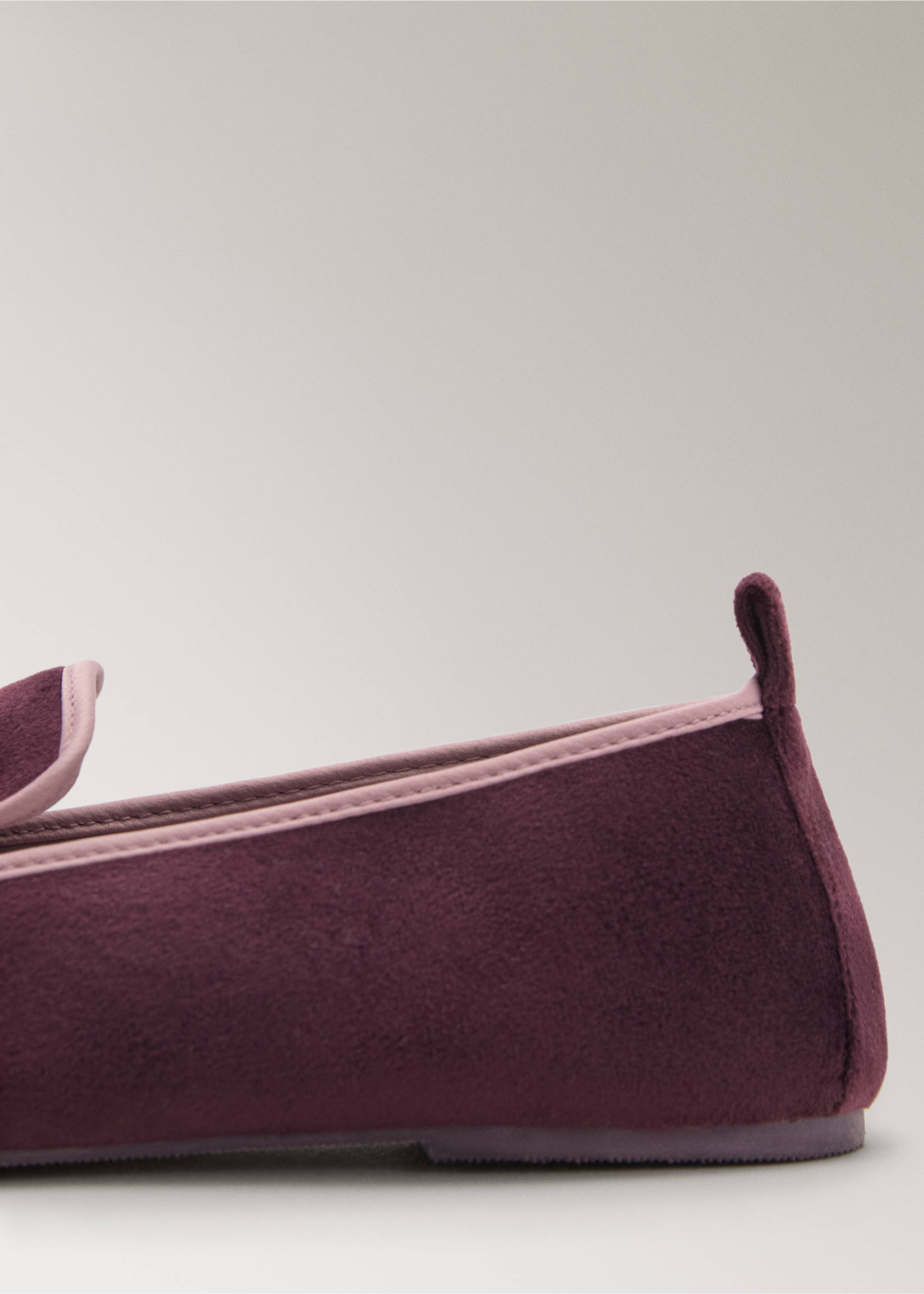 Velour-Pantoffel mit Piping - Detail des Artikels 1, Brombeere. Ref: 17014107-00.