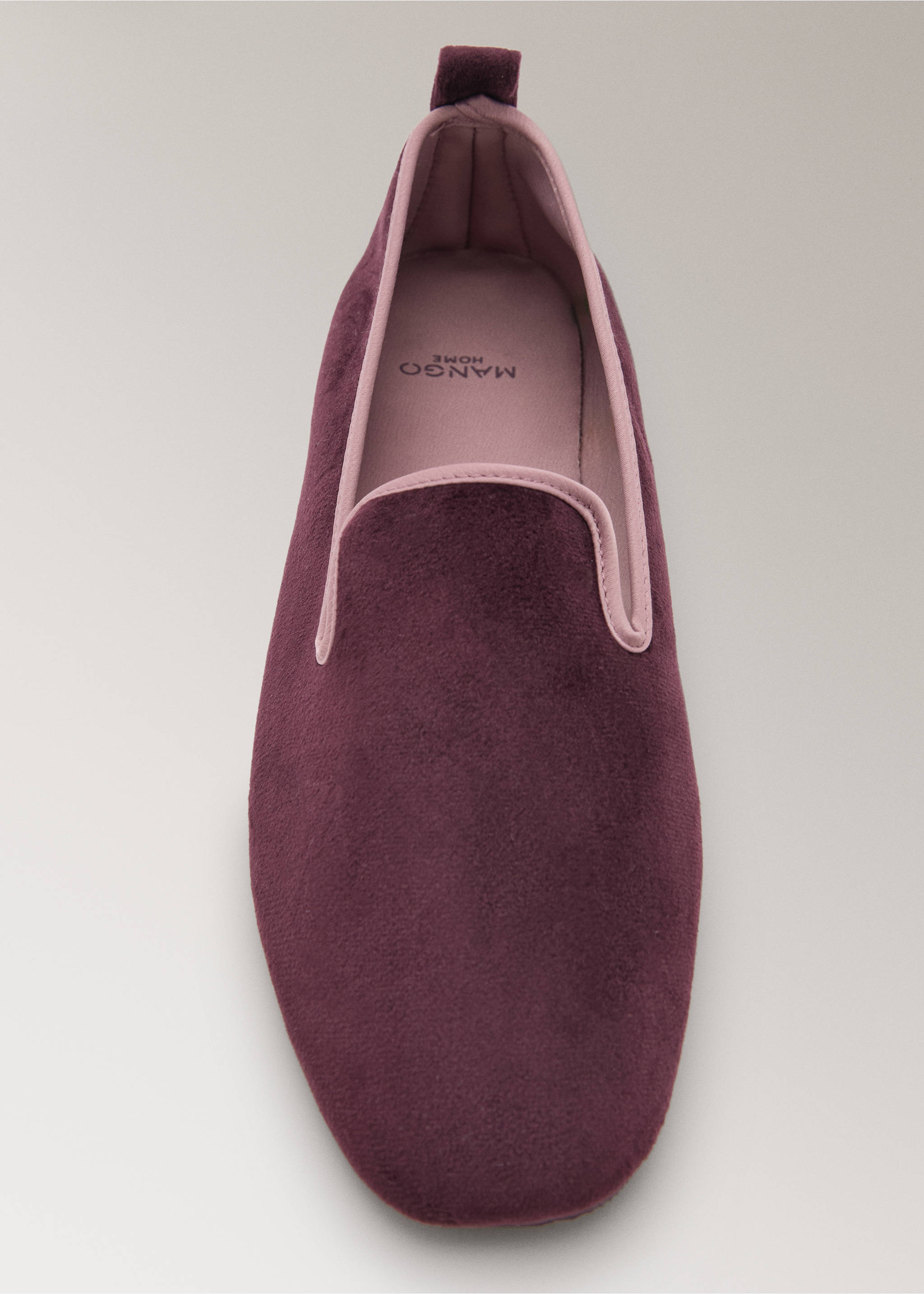 Velour-Pantoffel mit Piping - Detail des Artikels 2, Brombeere. Ref: 17014107-00.