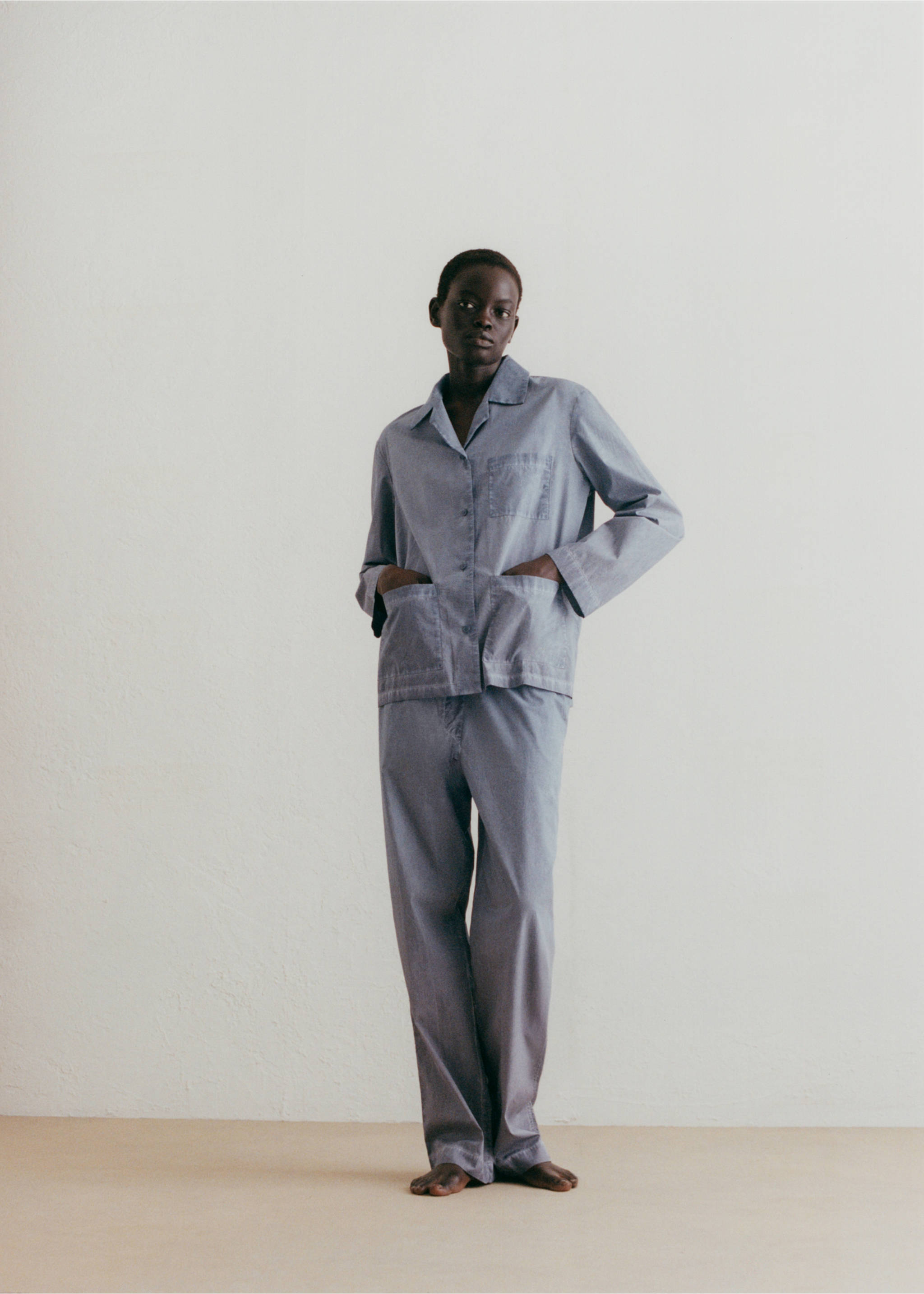 Garment-dyed cotton long trousers - Details of the article 6, Ink Blue. Ref: 17014112-00.