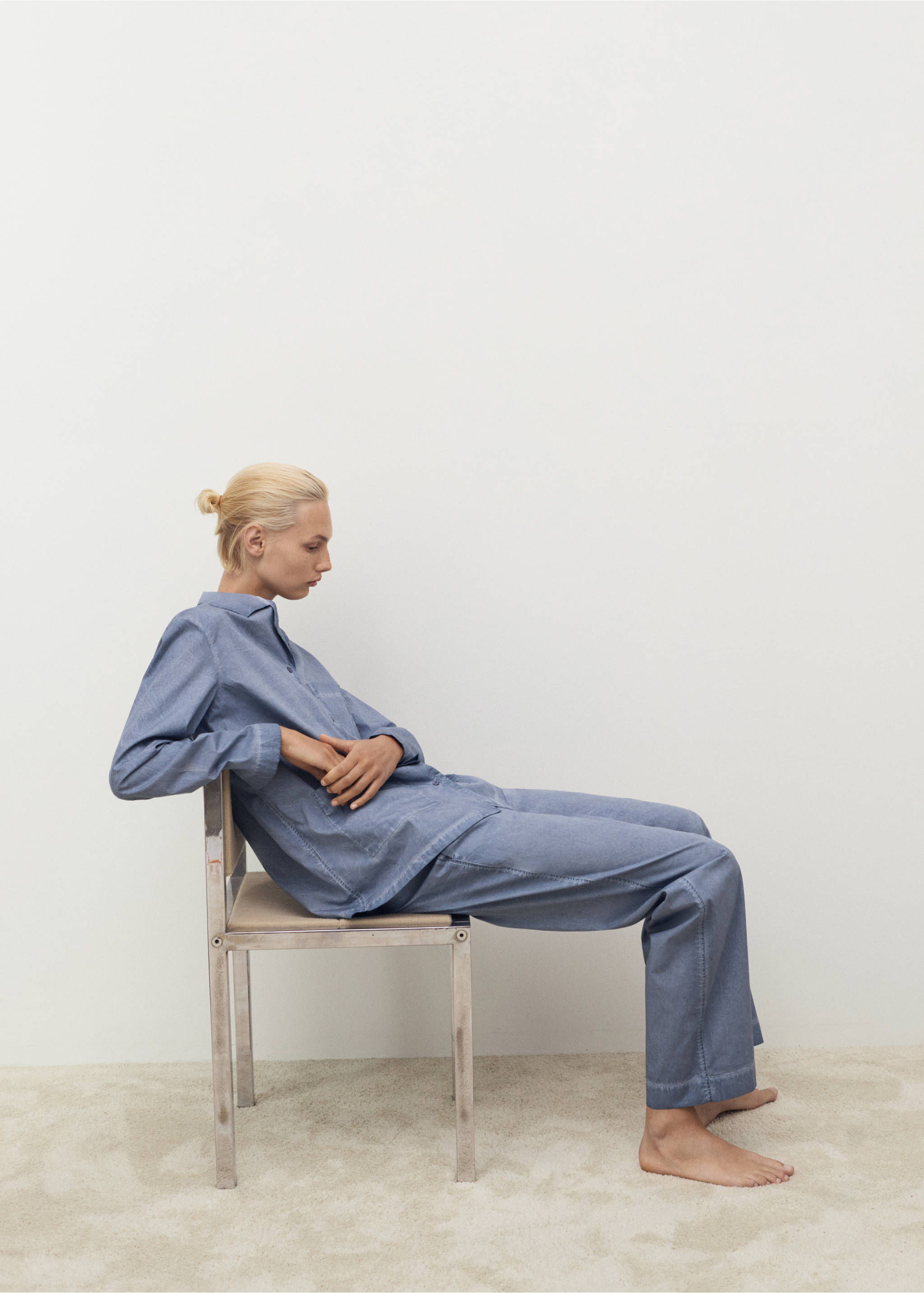 Garment-dyed cotton long trousers - Details of the article 2, Ink Blue. Ref: 17014112-00.