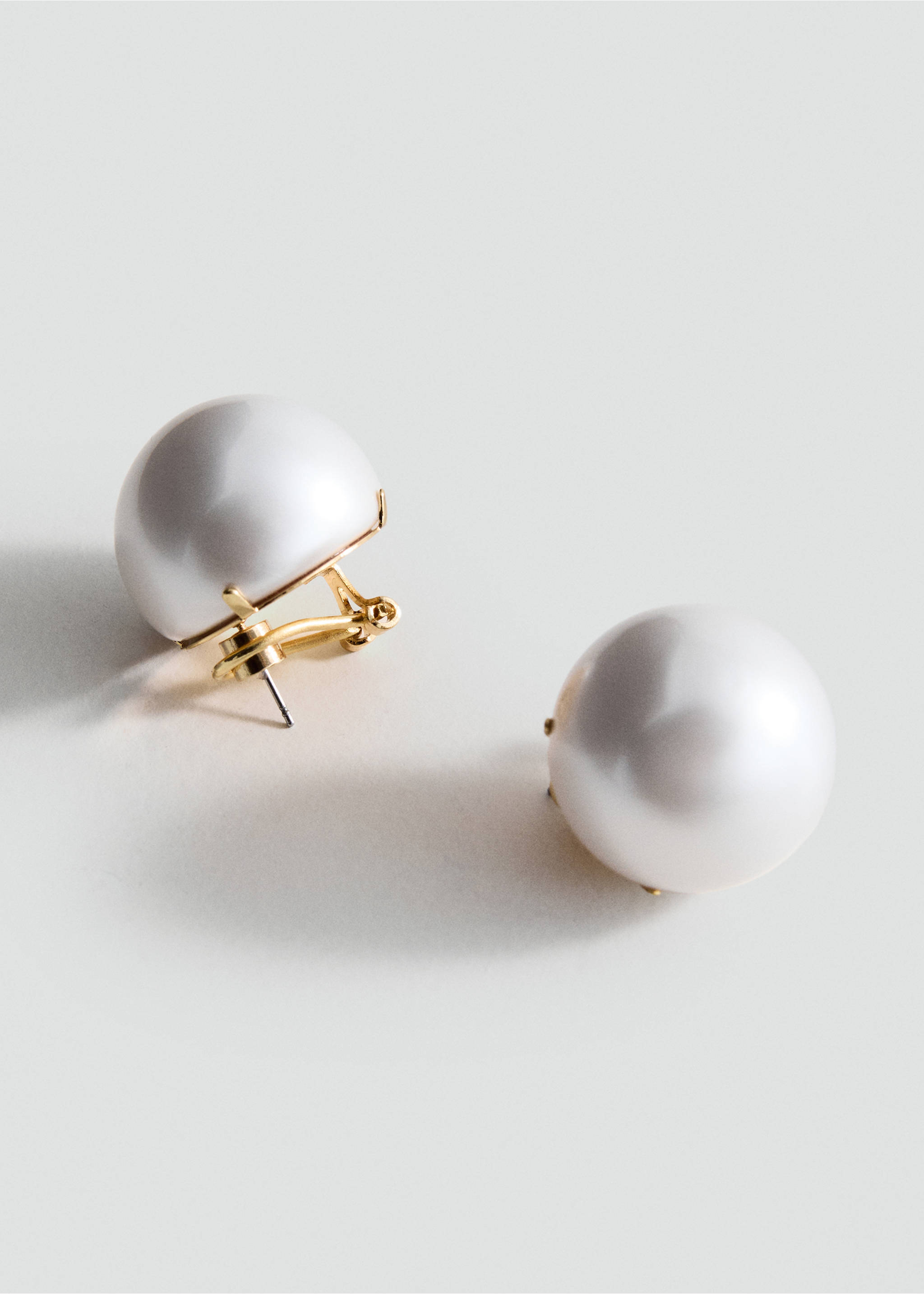 Pearl earrings - Medium plane, White. Ref: 17014124-00.
