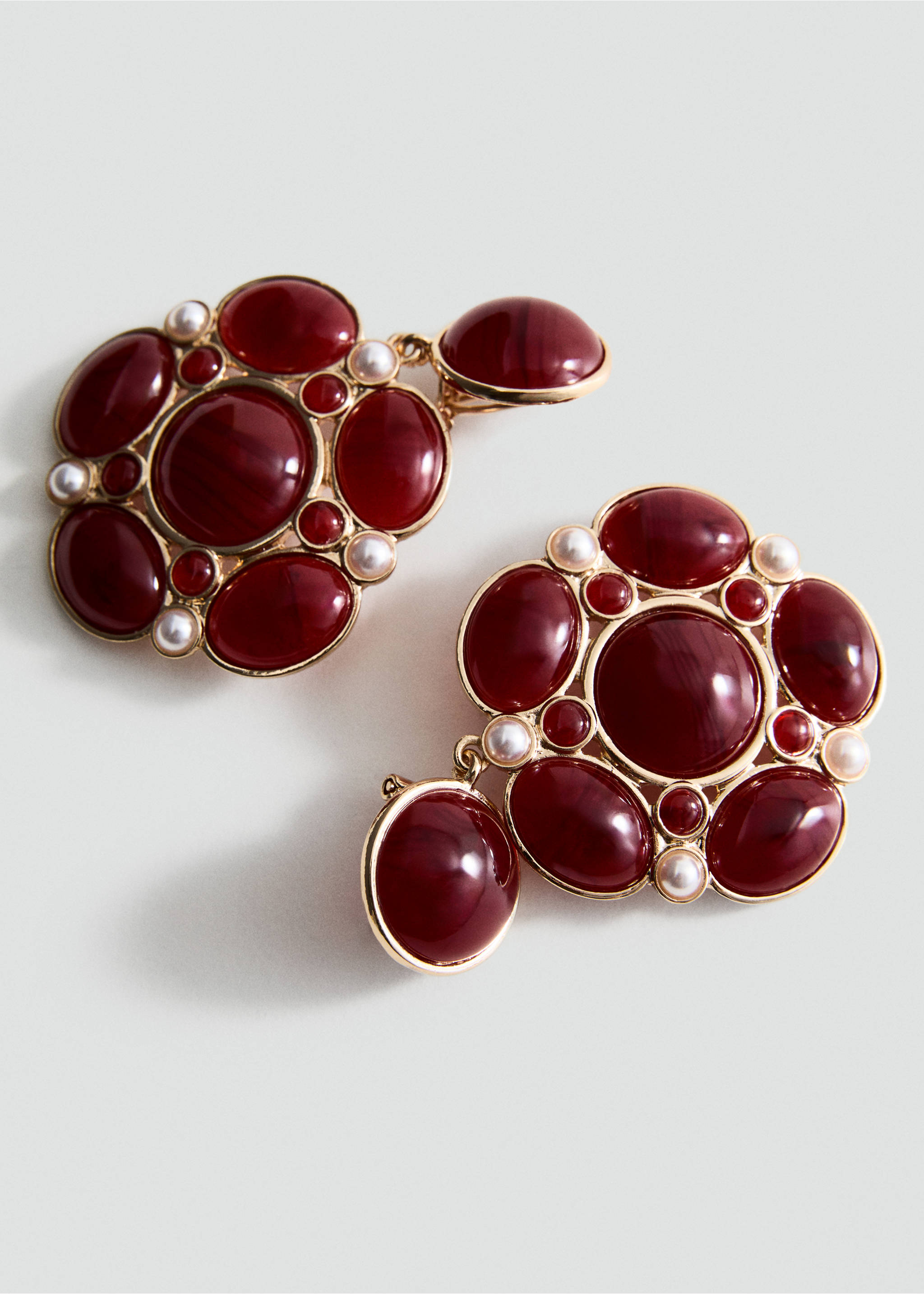 Ohrringe mit Resin-Applikationen - Mittlere Ansicht, Rot. Ref: 17014126-00.