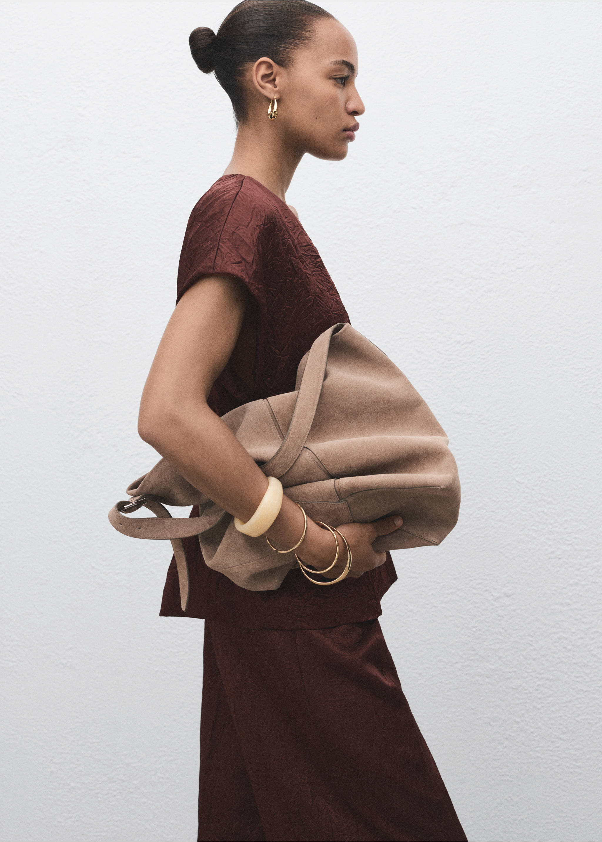 Straight-leg crinkled-effect trousers - Details of the article 1, Chocolate. Ref: 17014148-00.