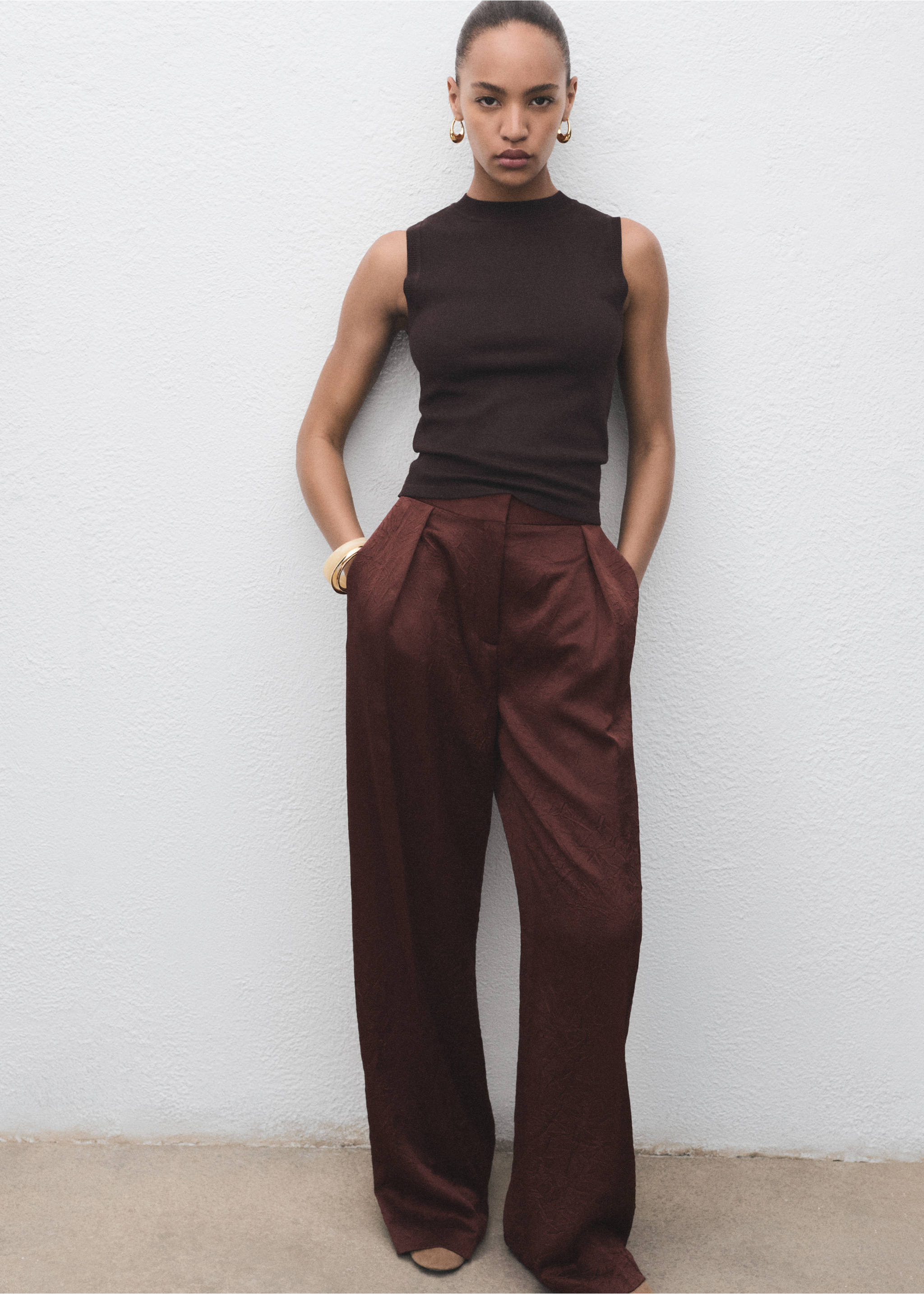 Straight-leg crinkled-effect trousers - Details of the article 6, Chocolate. Ref: 17014148-00.