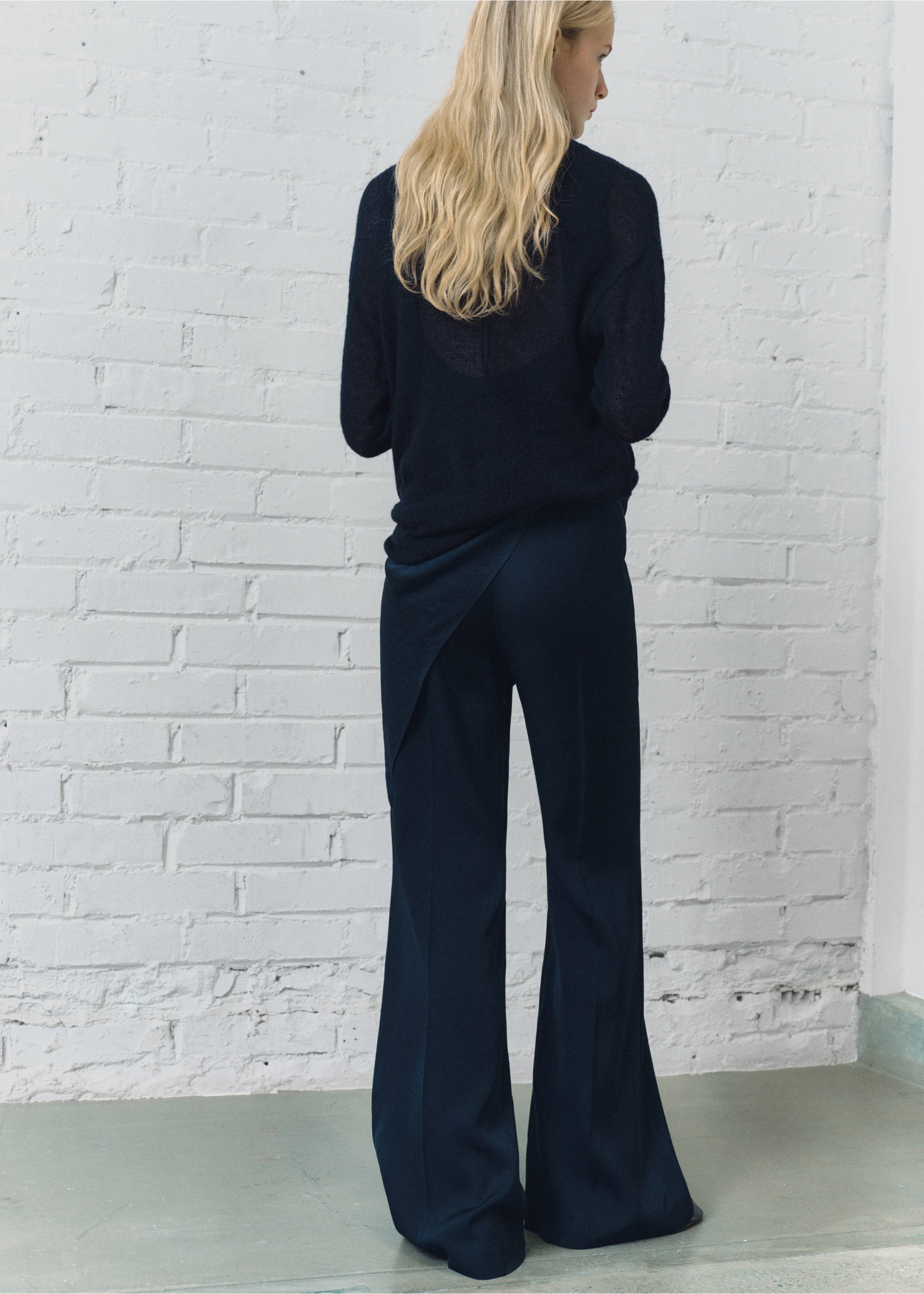 Long flared trousers - Reverse of the article, Navy. Ref: 17014149-00.