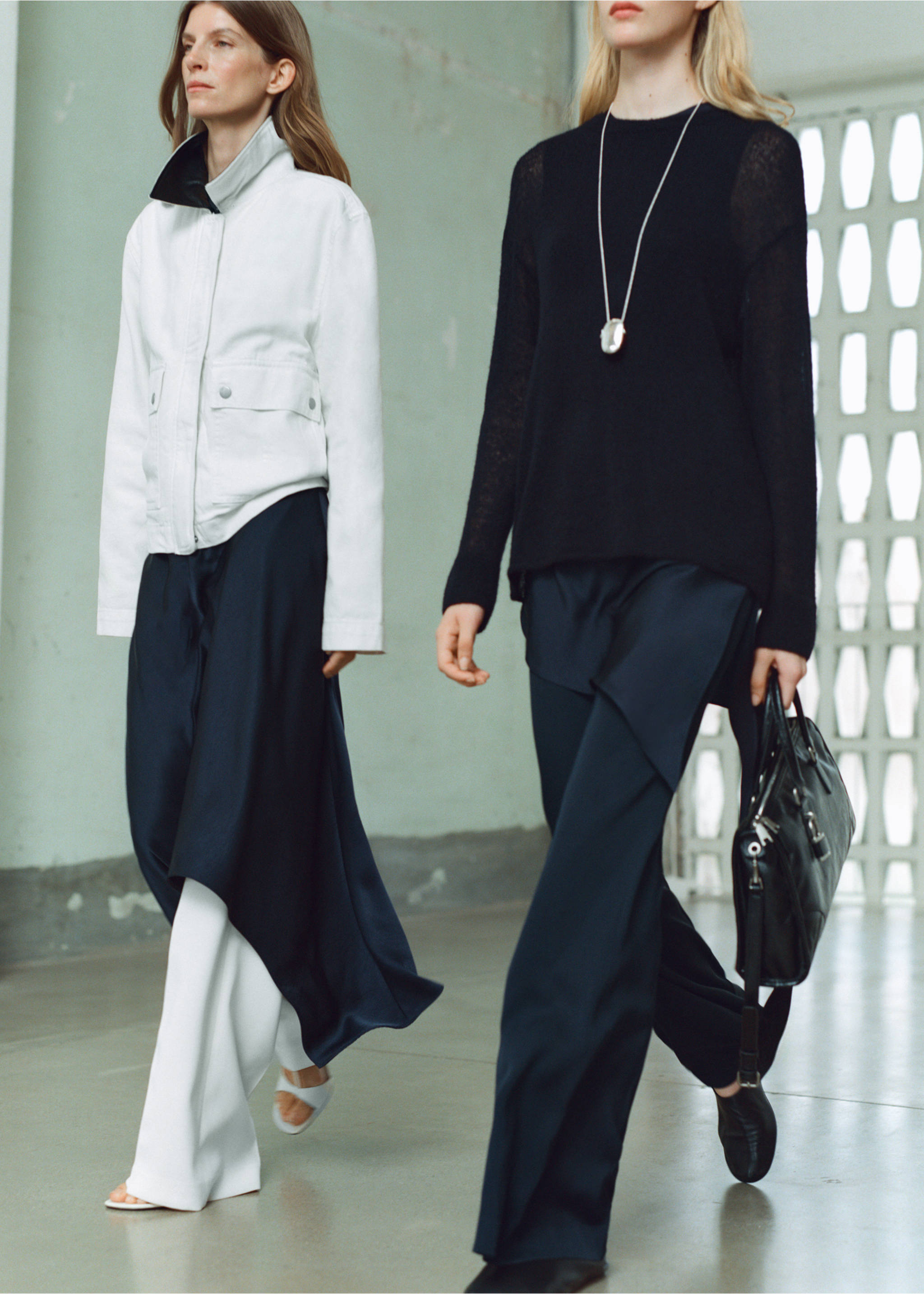 Long flared trousers - Details of the article 4, Navy. Ref: 17014149-00.