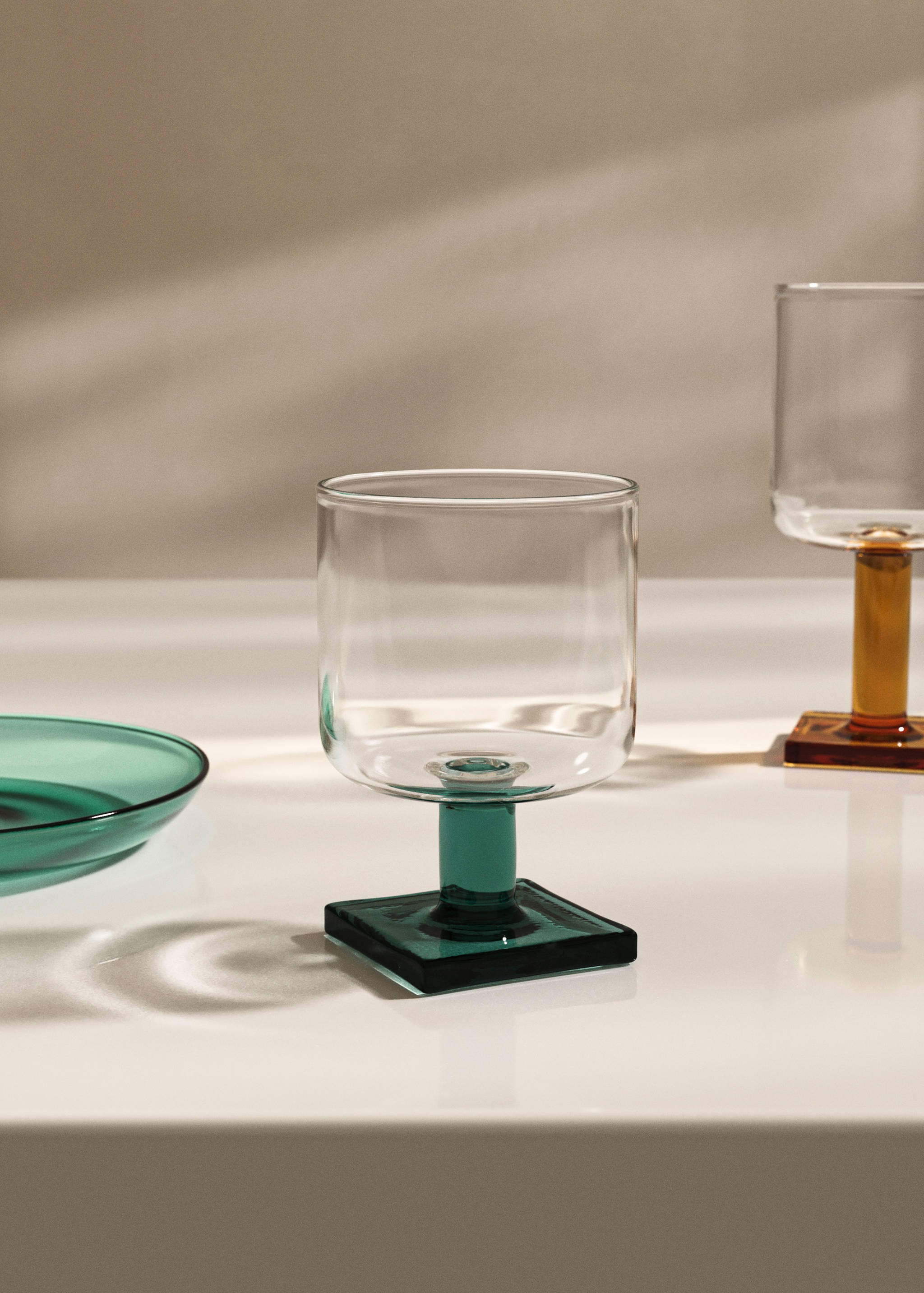 Borosilicate stem glass with coloured base - General plane