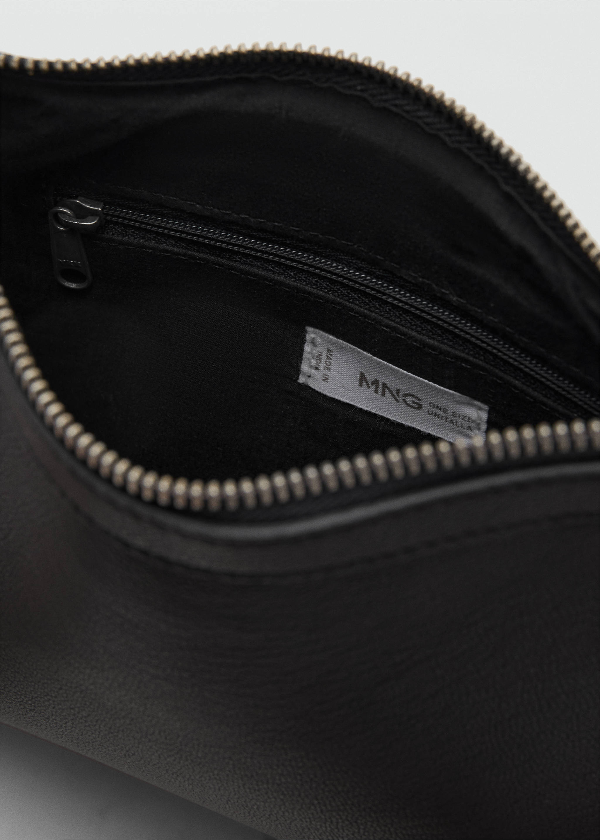 Stud leather bag - Details of the article 2, Black. Ref: 17014781-00.
