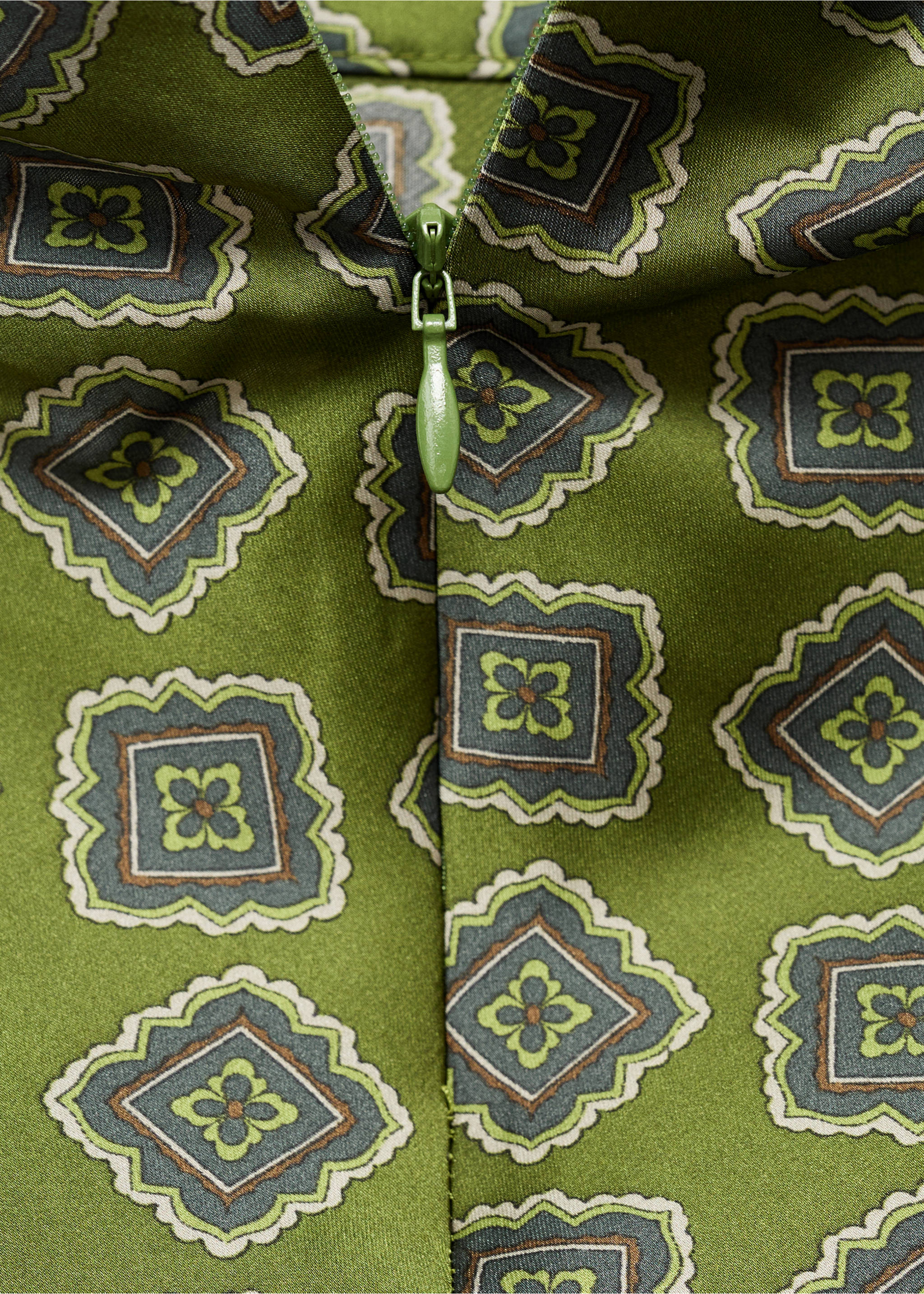Close-up of the green patterned fabric and zipper detail of the dress., Green. Ref: 17015832-00.