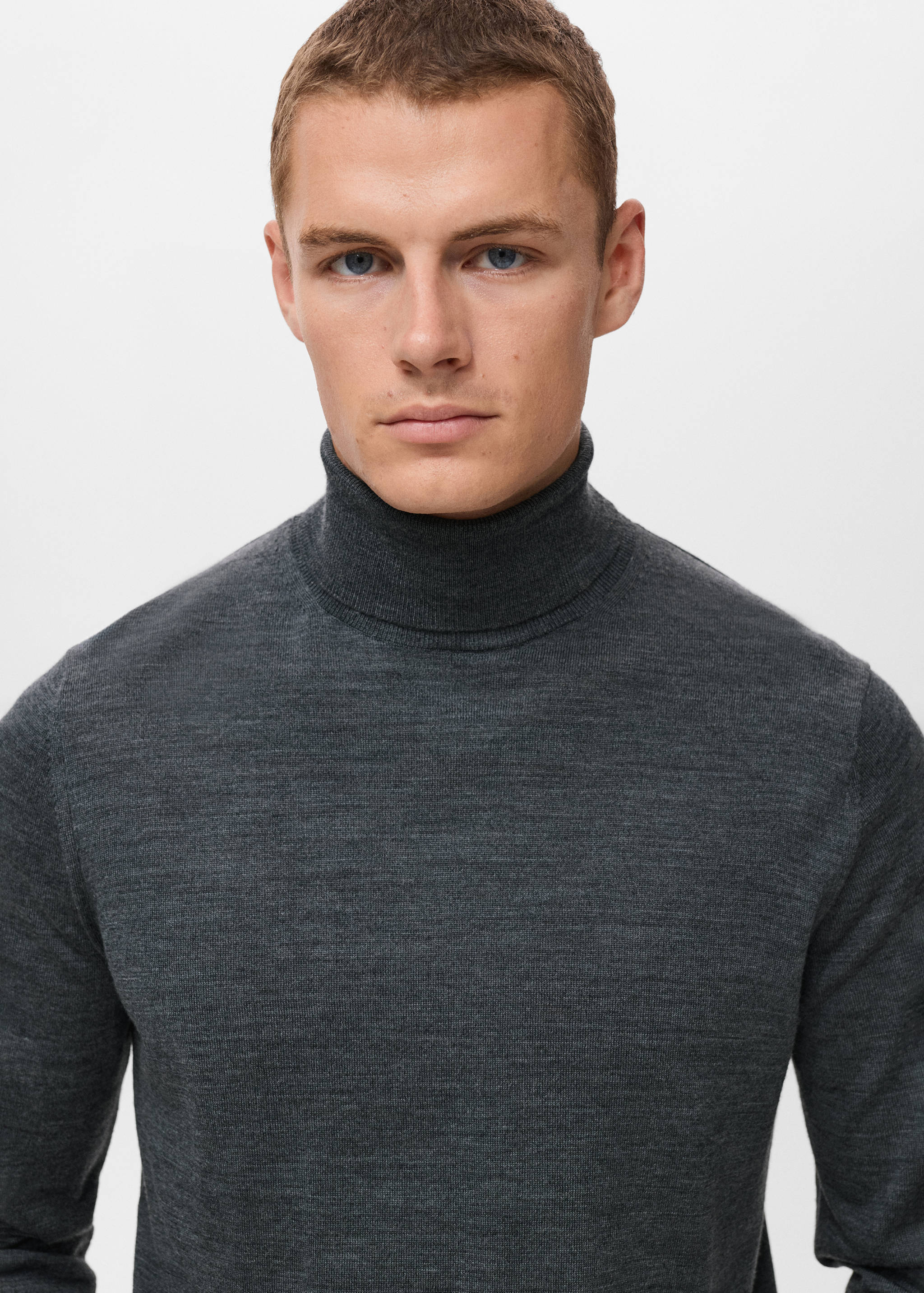 Dark grey knitted jersey with a fitted turtleneck.