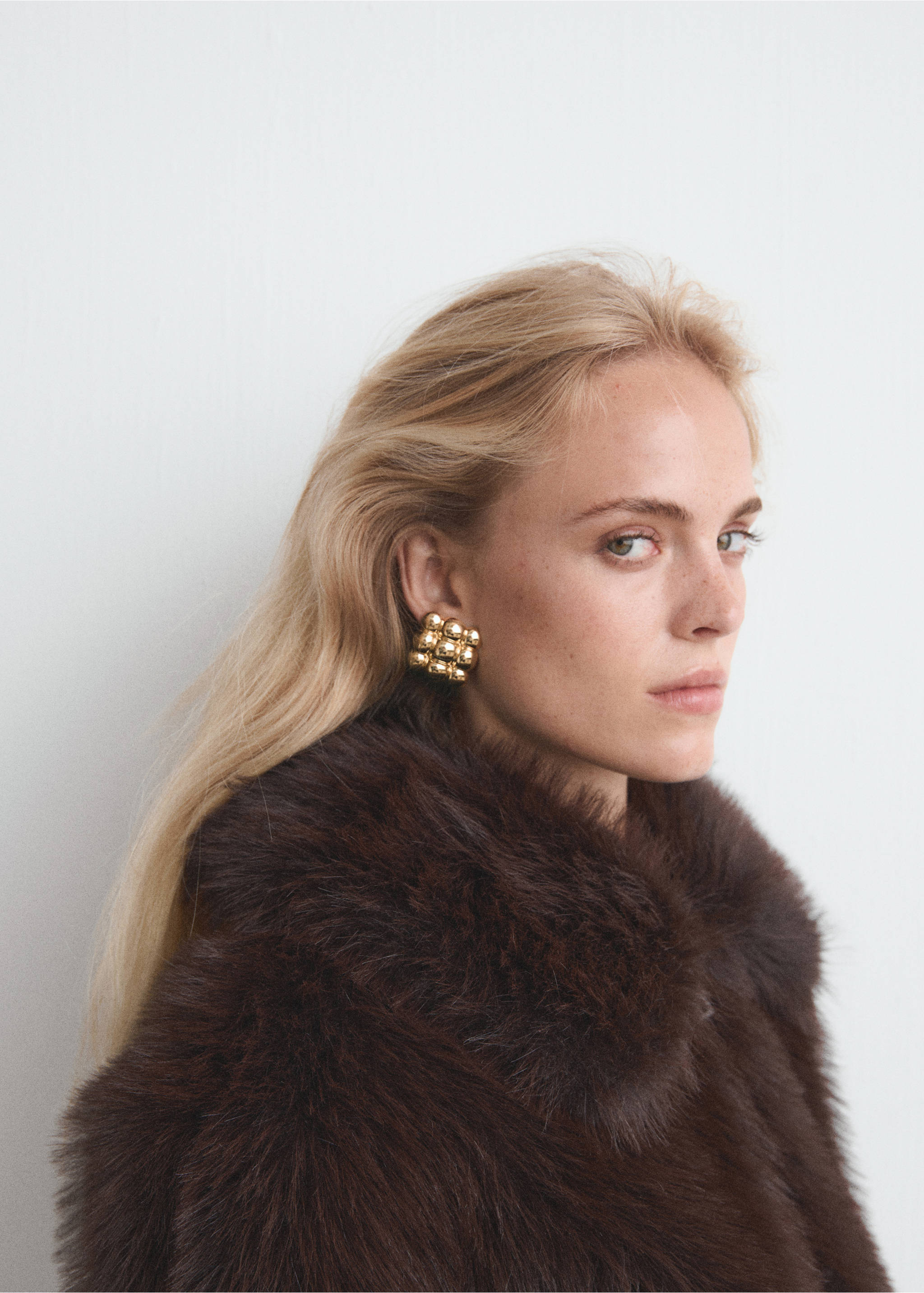 Embossed square earrings - Details of the article 9, Gold. Ref: 17016000-00.