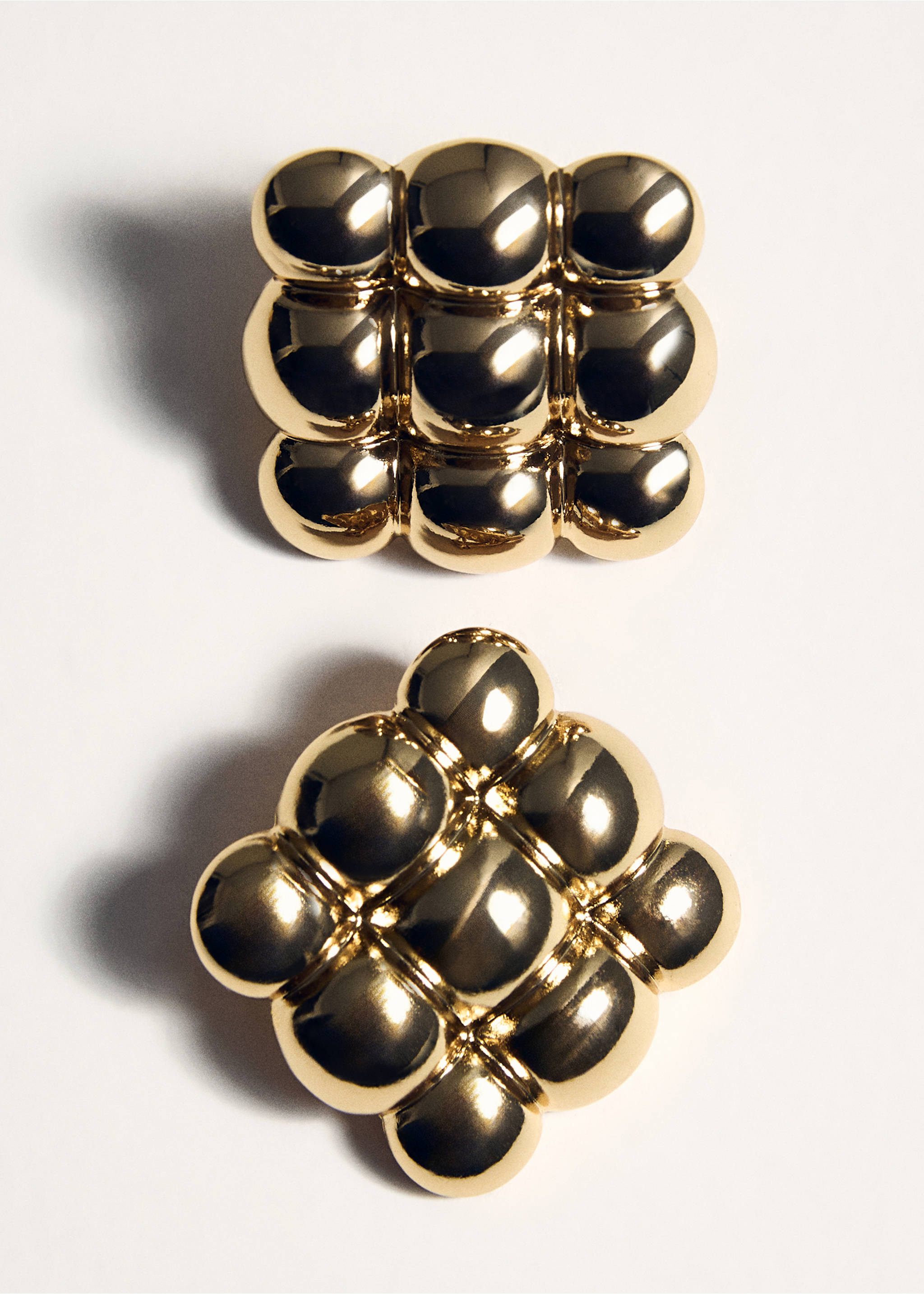 Embossed square earrings - Details of the article 5, Gold. Ref: 17016000-00.