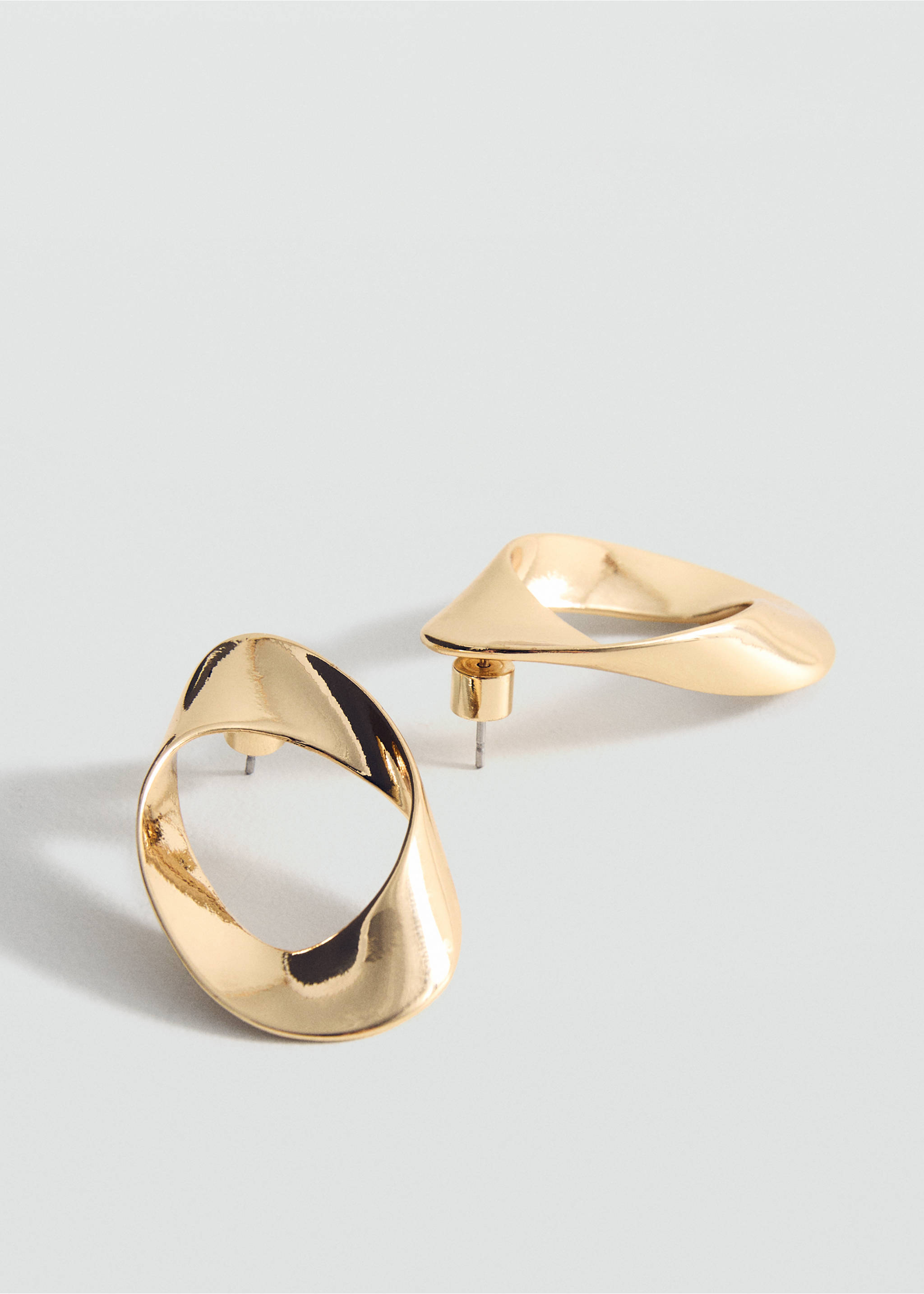 Twisted hoop earrings - Medium plane, Gold. Ref: 17016001-00.