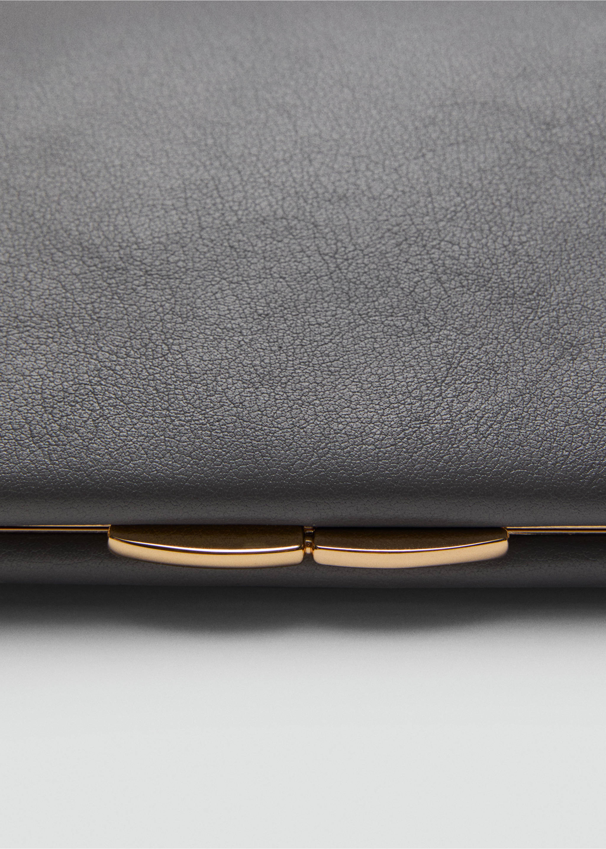 Clutch aus 100% Leder - Detail des Artikels 1, Grau. Ref: 17016359-00.