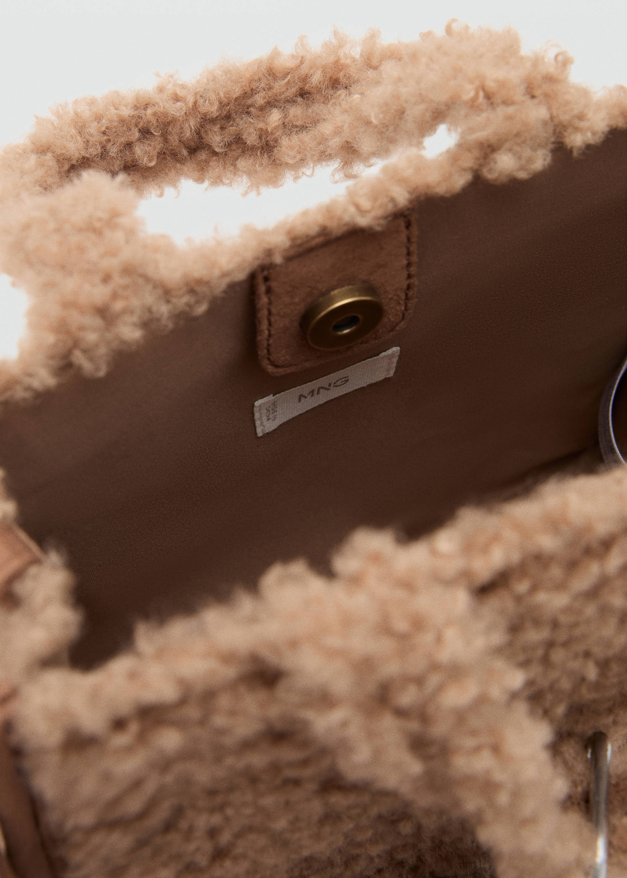 Shearling-effect bucket bag - Details of the article 2