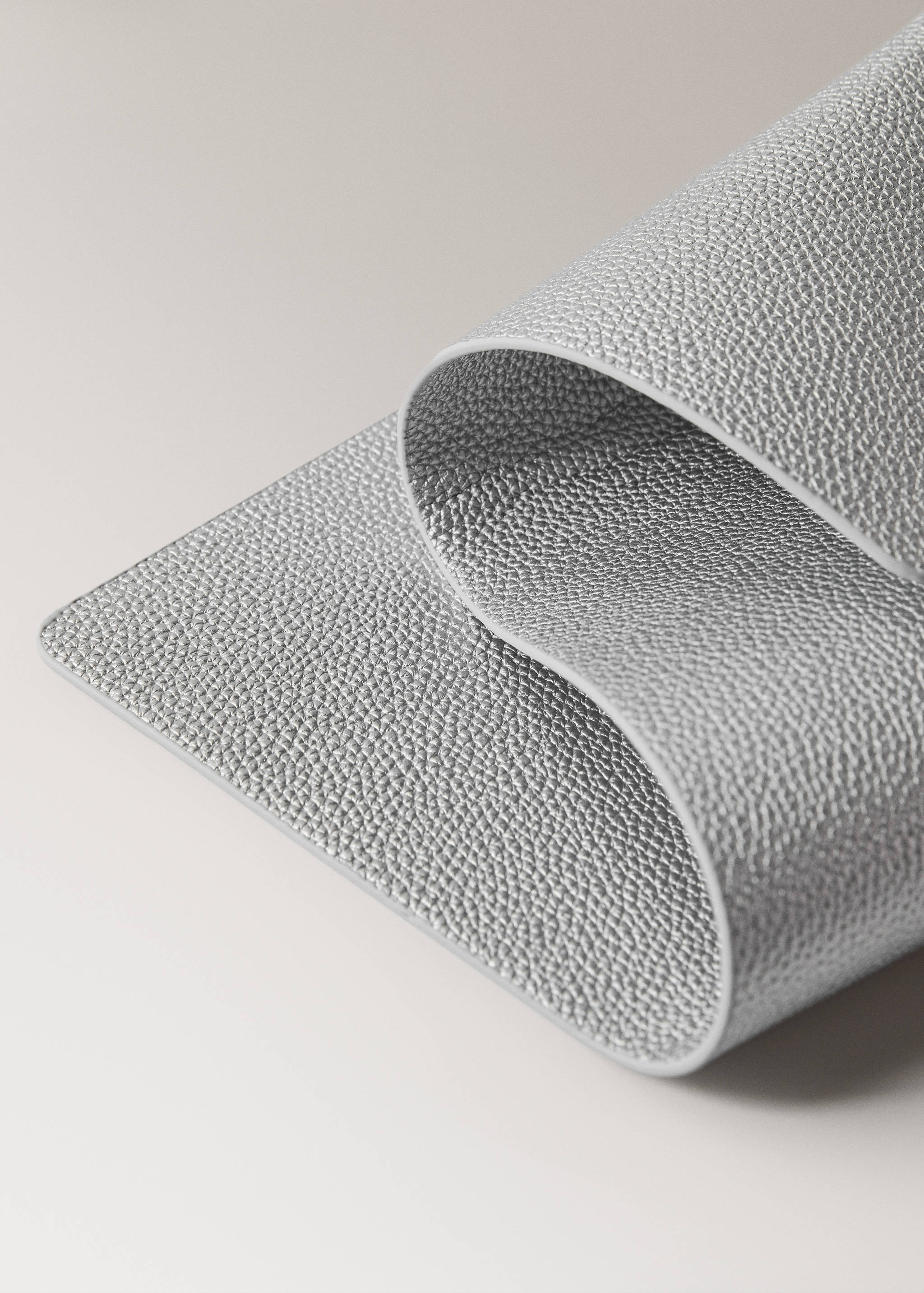 Rechteckige Tischsets aus metallisiertem Kunstleder mit Lederoptik - Detail des Artikels 1