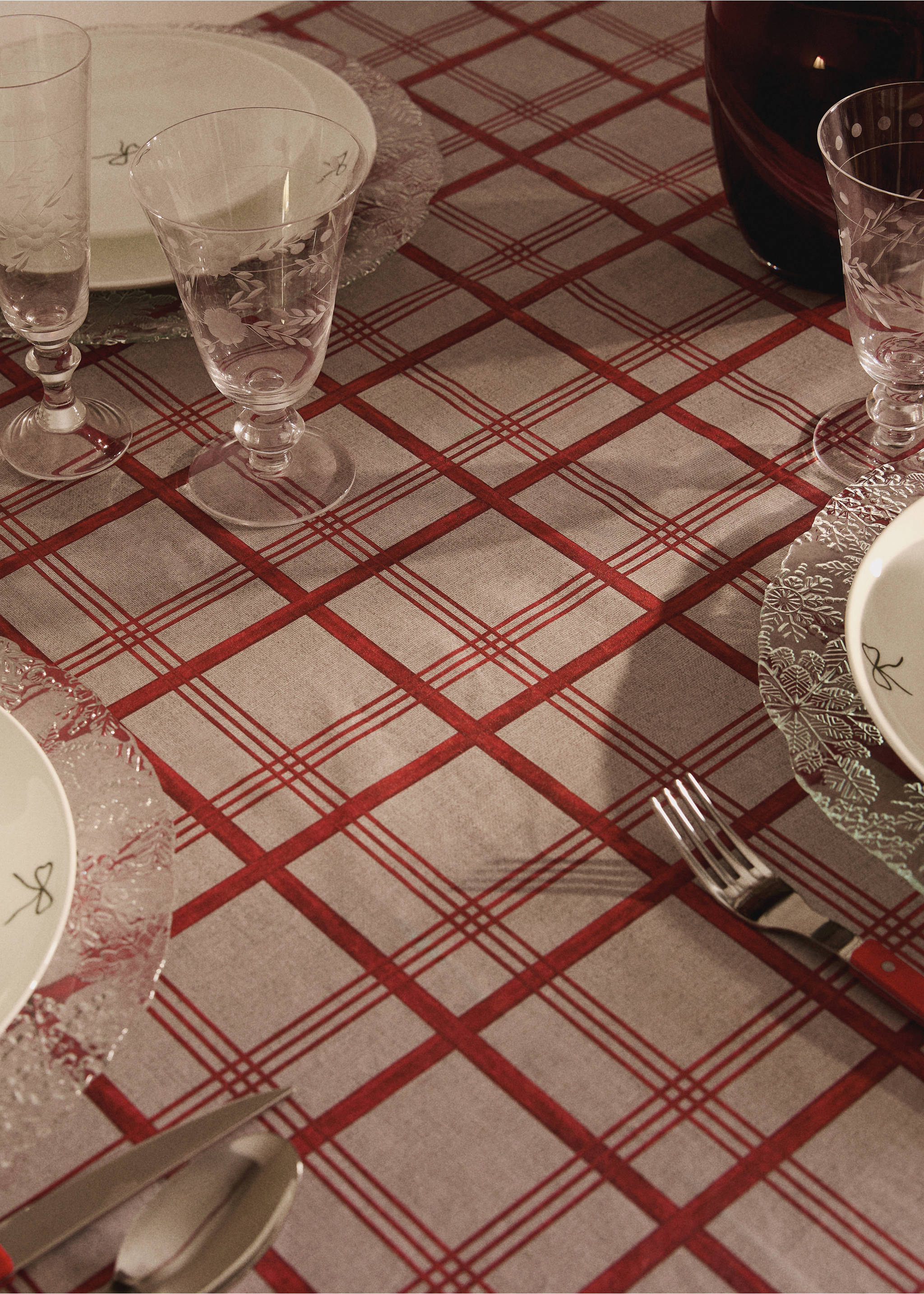 Resin-coated striped tablecloth for 2 to 4 guests - Details of the article 7, Red. Ref: 17017804-00.
