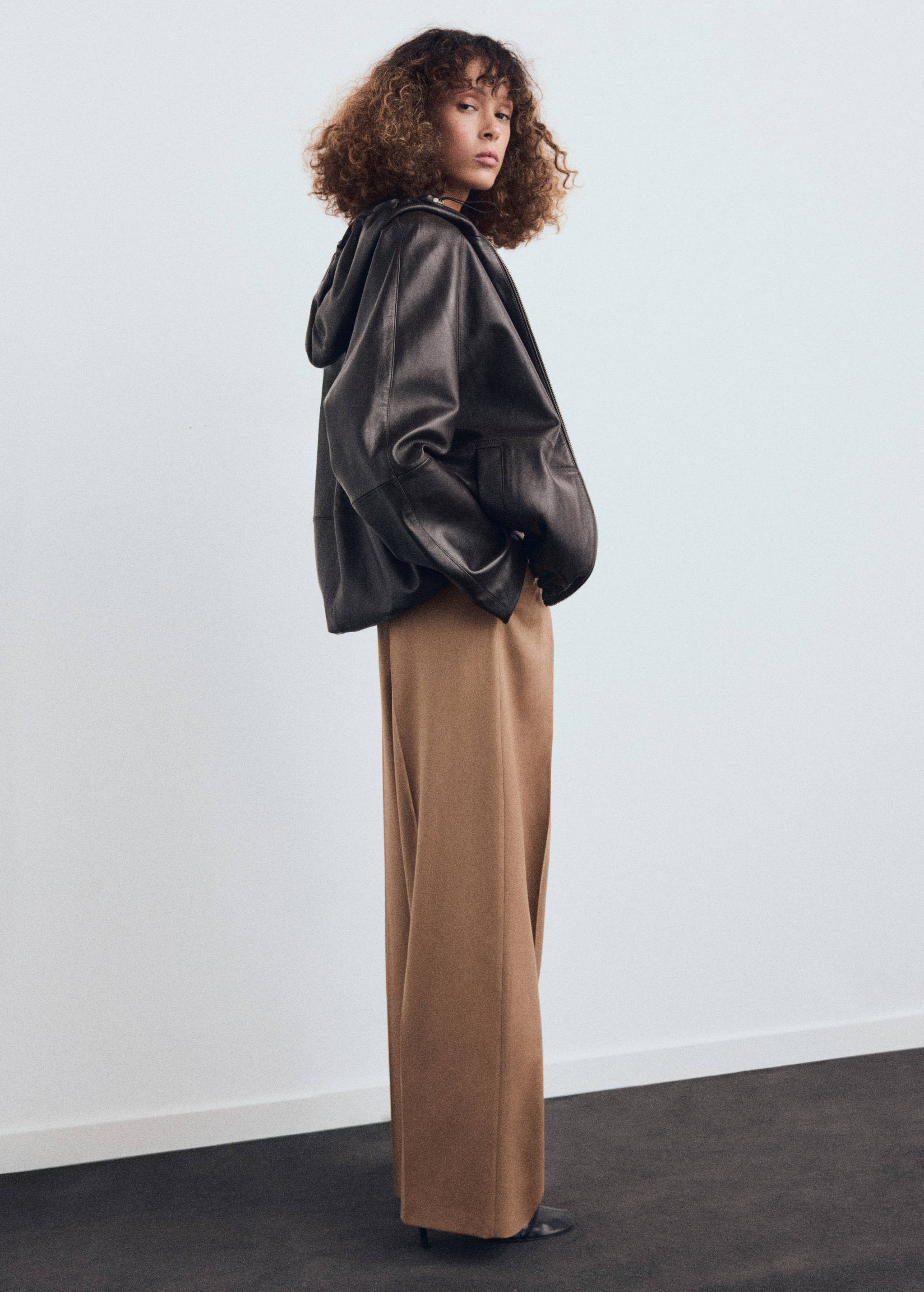 Straight-leg pleated trousers with front fly - Details of the article 2