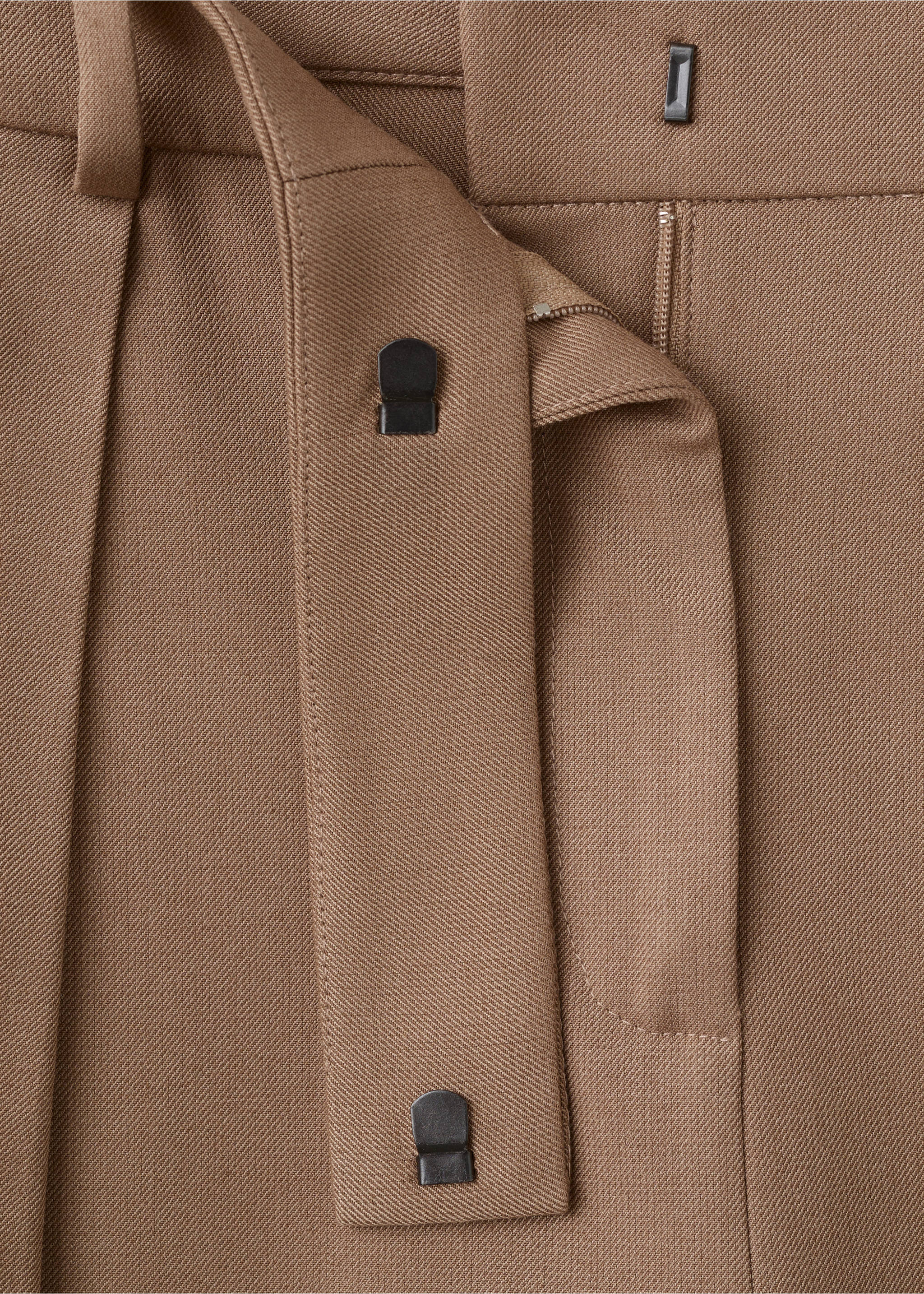 Straight-leg pleated trousers with front fly - Details of the article 8, Medium Brown. Ref: 17017916-00.