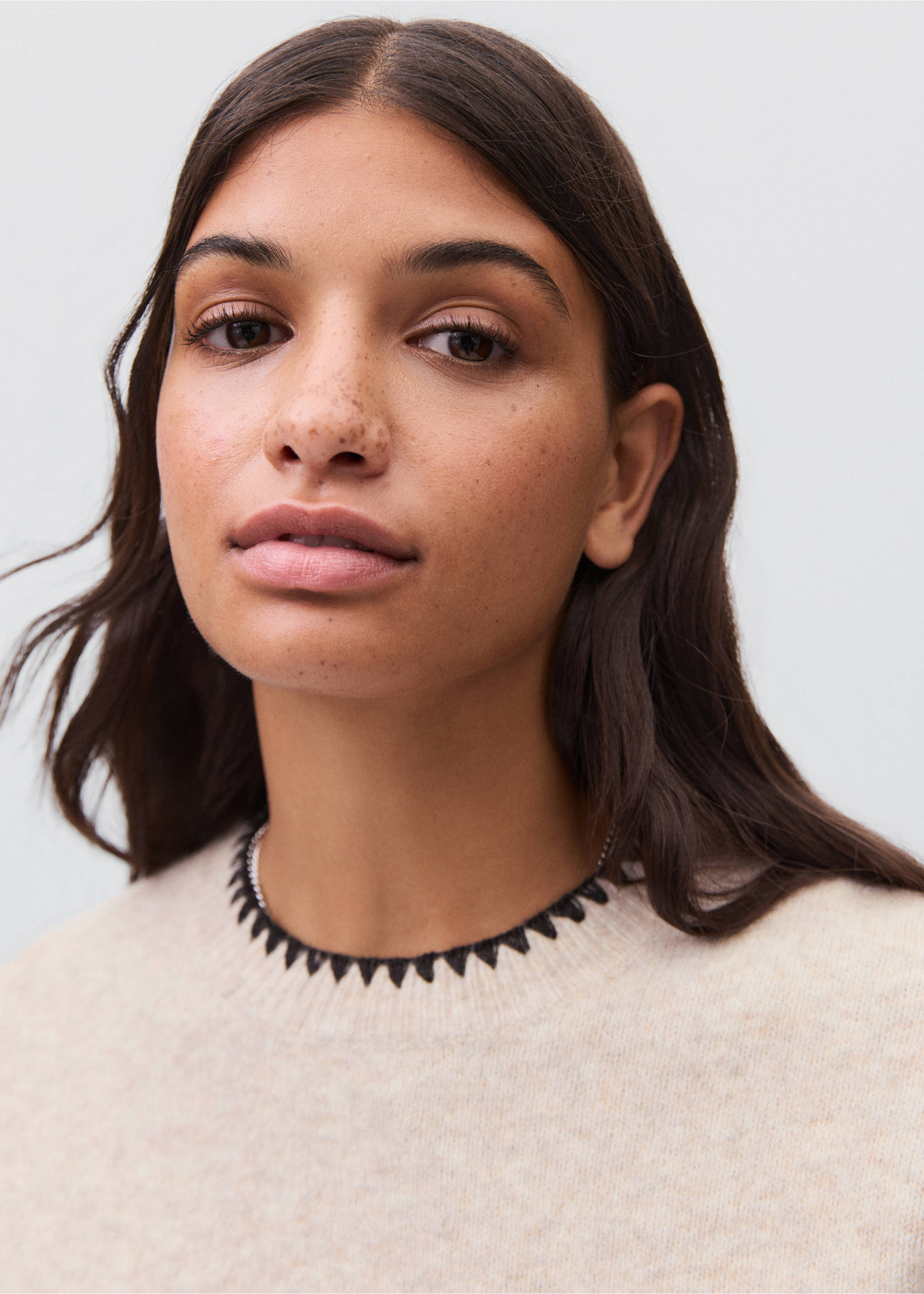 Knit embroidered sweater - Details of the article 1, Sand. Ref: 17018268-00.