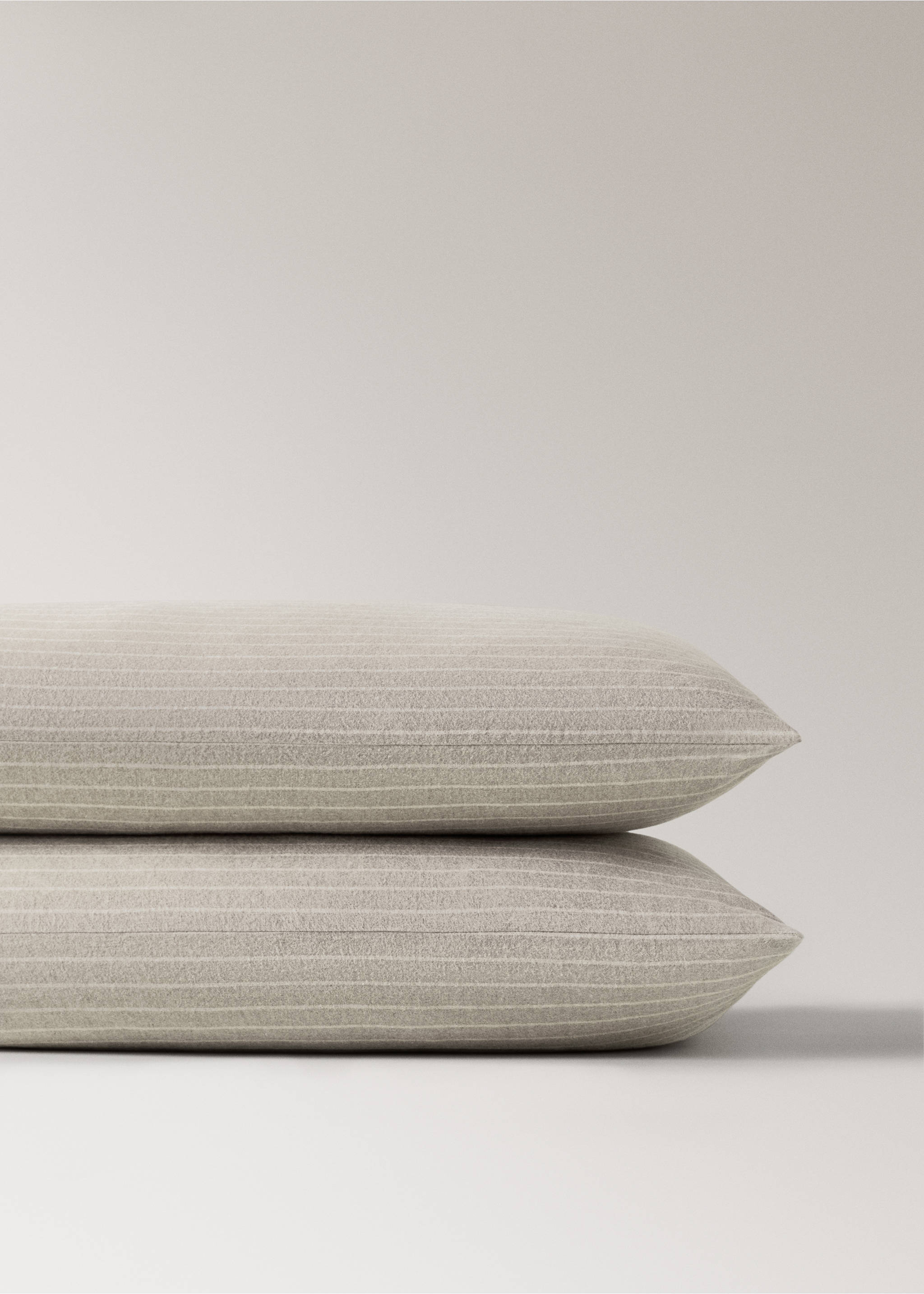 Two cotton flannel pillowcases with melange threads and fine stripes, 50x75cm - Details of the article 1, Beige. Ref: 17018282-00.
